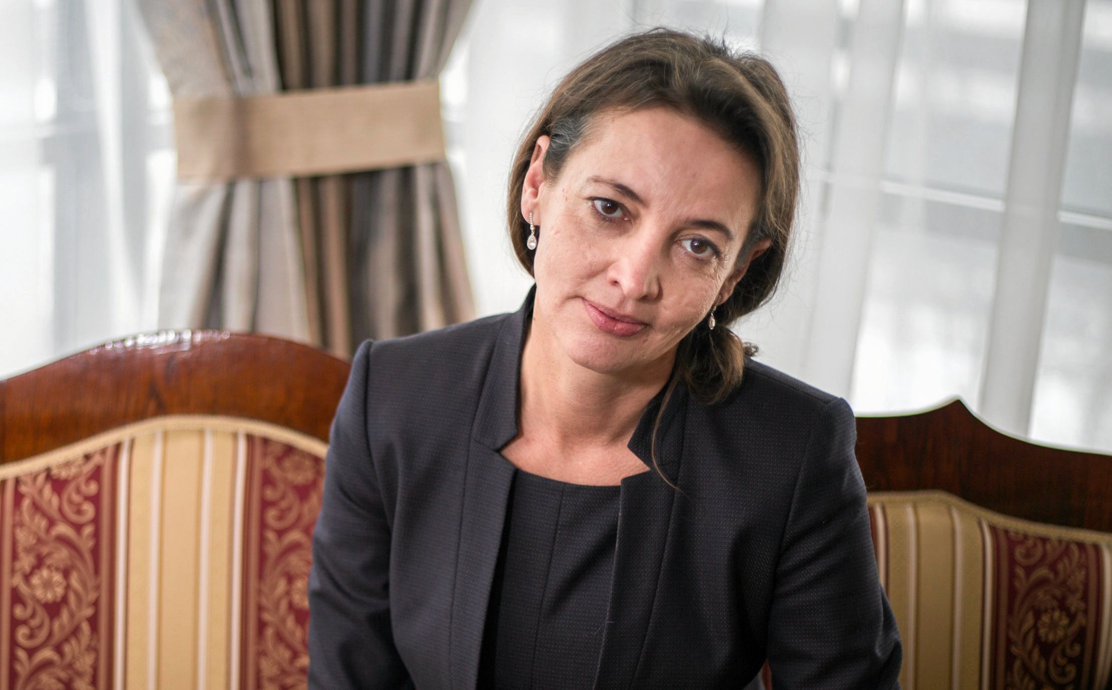 Kobieta patrzy w obiektyw przechylając głowę, Dagmara Pawelczyk-Woicka
