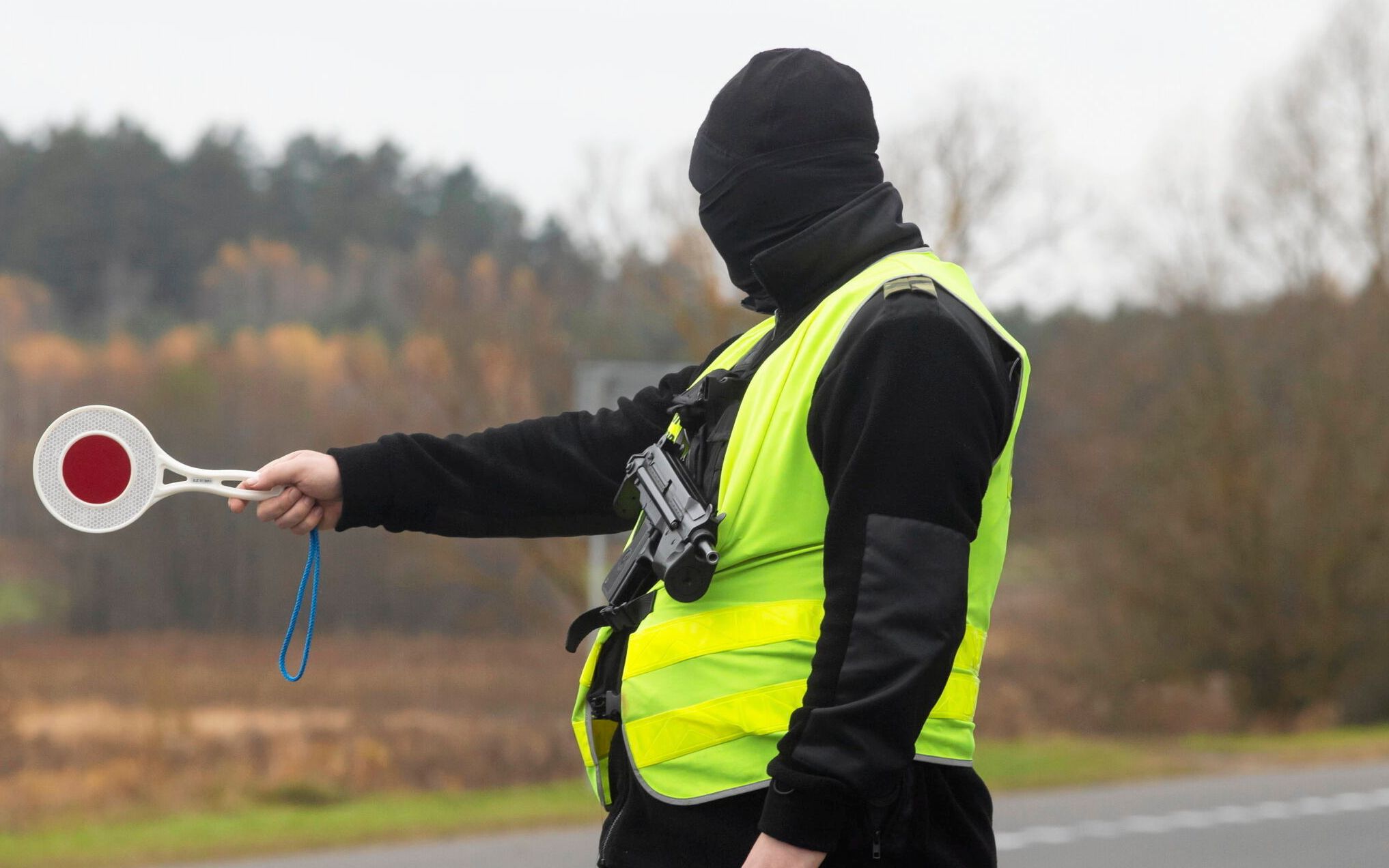 28.10.2021 Straz , miejscowosc na trasie Bialystok Sokolka . Patrol Strazy Granicznej kontroluje wyrywkowo samochody przejezdzajace S19 od strony granicy z Bialorusia , od przejscia granicznego w Kuznicy , glownie busy ale rowniez samochody osobowe w poszukiwaniu przemytnikow uchodzcow .
Fot. Agnieszka Sadowska / Agencja Wyborcza.pl *** Local Caption *** .