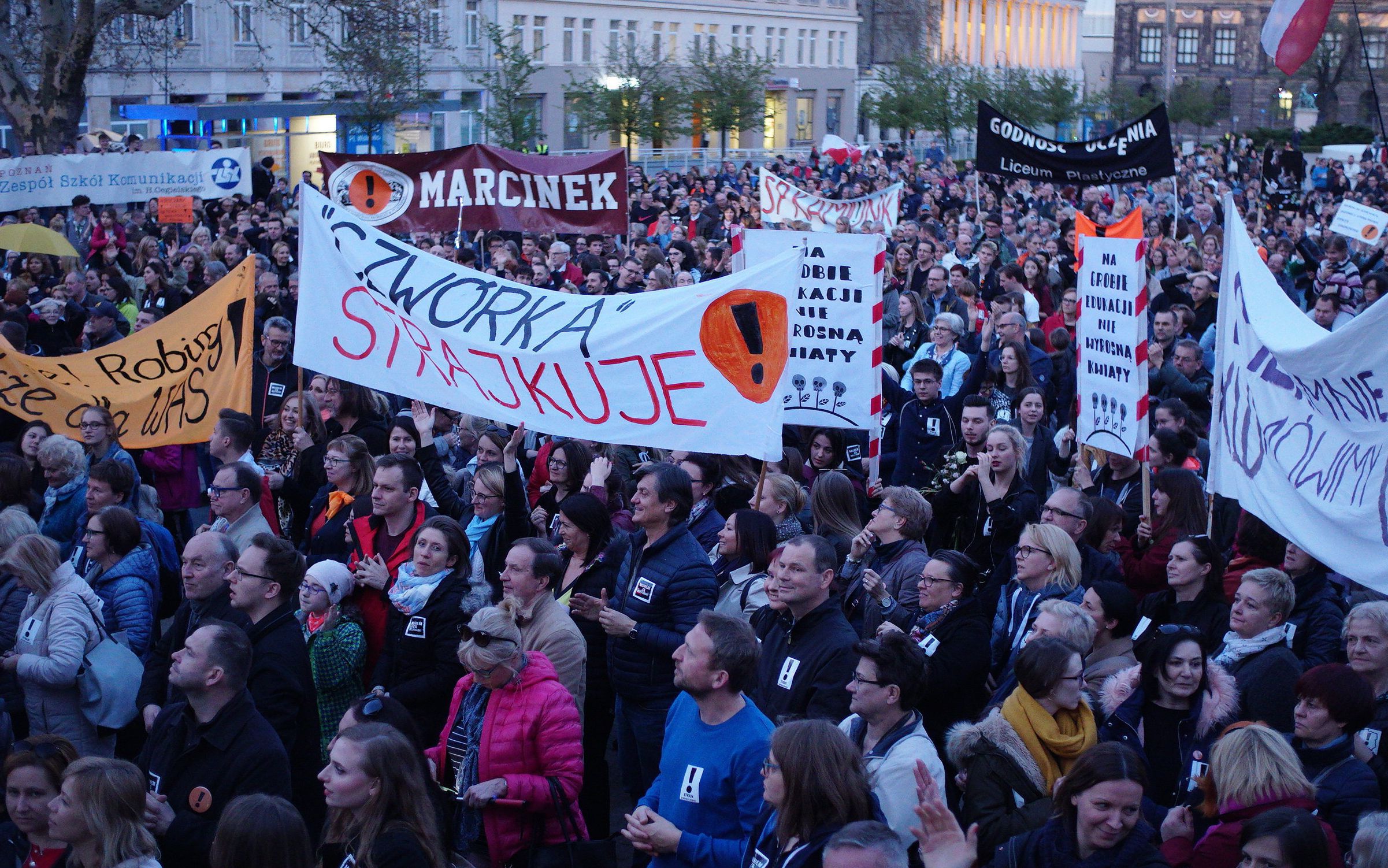 17.04.2019 Poznan , plac Wolnosci . Lancuch Swiatla z Wykrzyknikiem - wiec poparcia dla strajkujacych nauczycieli .
Fot. Lukasz Cynalewski / Agencja Gazeta