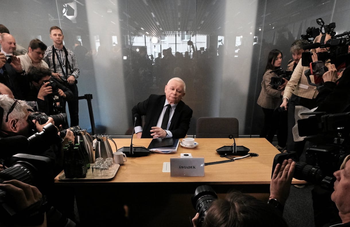 Jarosław Kaczyński w otoczeniu
