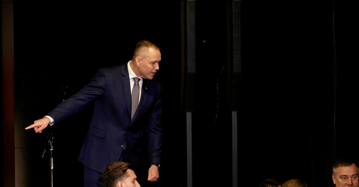 „Daj mi go” – czytamy z warg Nawrockiego, nim ruszył na dziennikarza TVN. Furia kibola? Jest gorzej