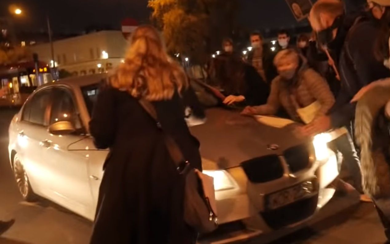 Grafika do artykułu Oficer ABW wjechał w protestujące kobiety. Miał dostać zarzuty, ale odważnej prokurator zabrano śledztwo