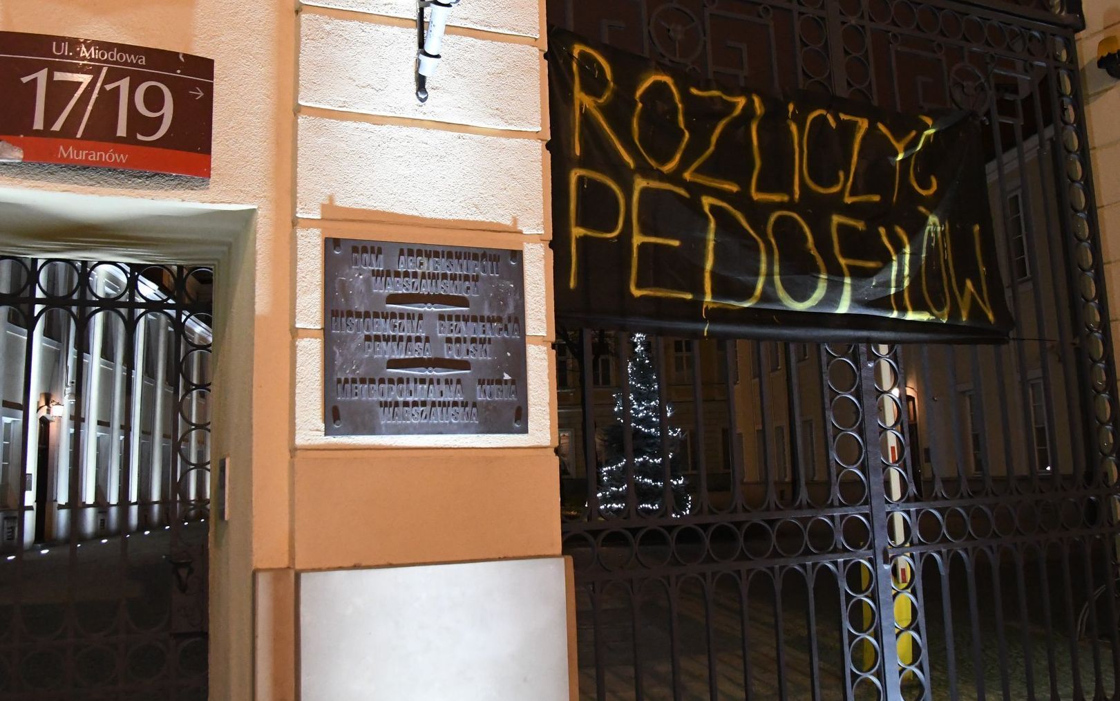 Grafika do artykułu "Rozliczyć pedofilów". Nocna akcja aktywistów pod warszawską kurią [ZDJĘCIA]