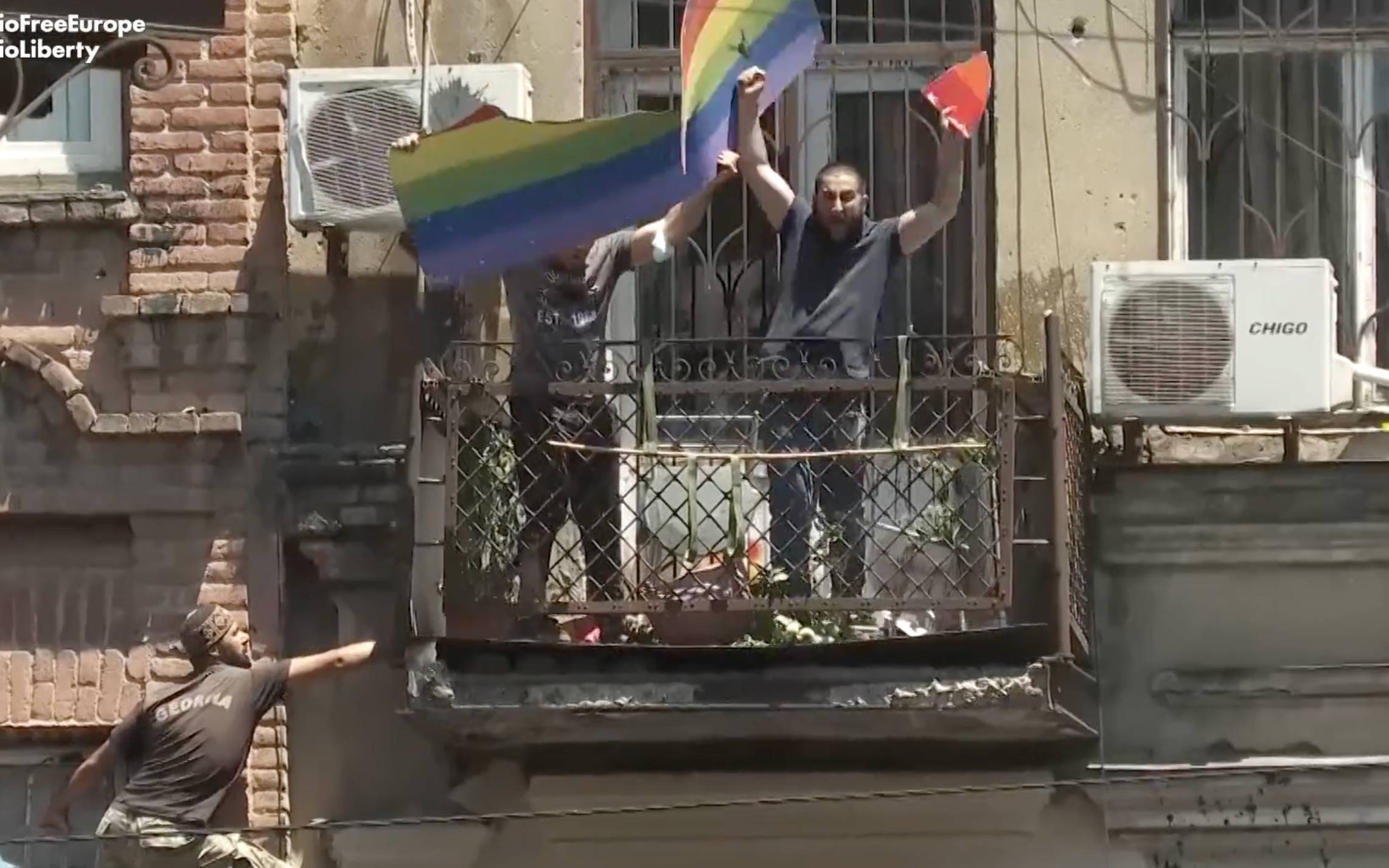 Grafika do artykułu Gruzja. Nacjonaliści zaatakowali dziennikarzy i biuro aktywistów LGBT. "To coś na kształt pogromu"