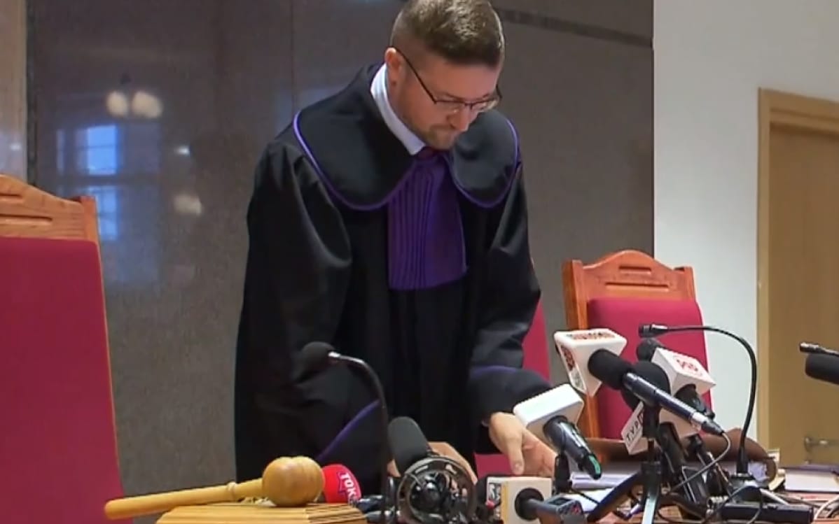 Grafika do artykułu Izba Dyscyplinarna próbuje uciszyć Juszczyszyna. Zawiesiła go w obowiązkach sędziego i obcięła pensję