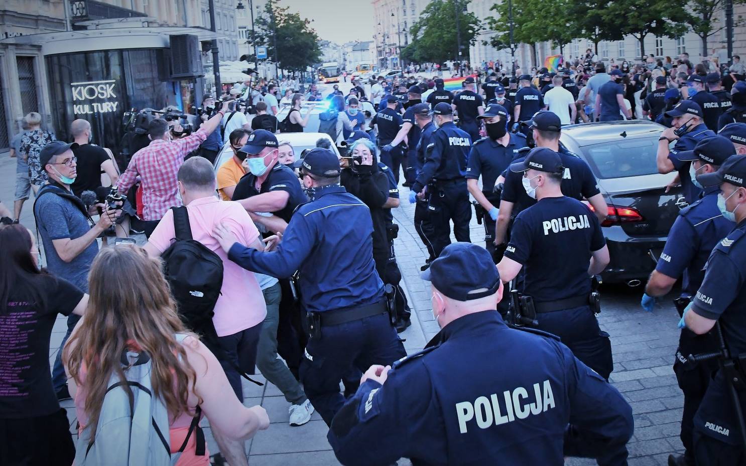Grafika do artykułu Włoch w Warszawie. Stał obok demonstracji – dostał zarzuty i dozór policyjny