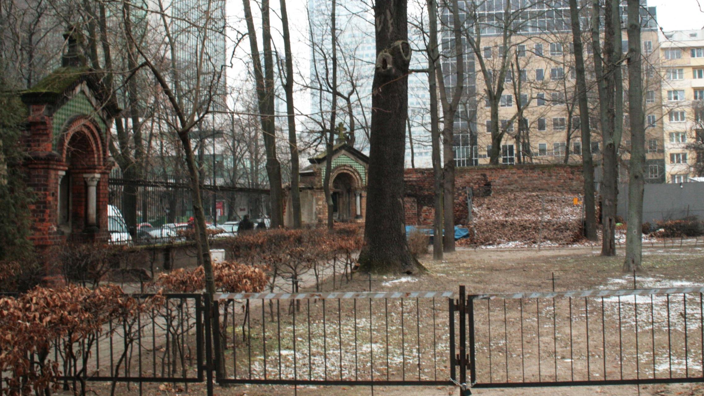 Ogród i stacje Drogi Krzyżowej przy kościele św. św. Piotra i Pawła w Warszawie.