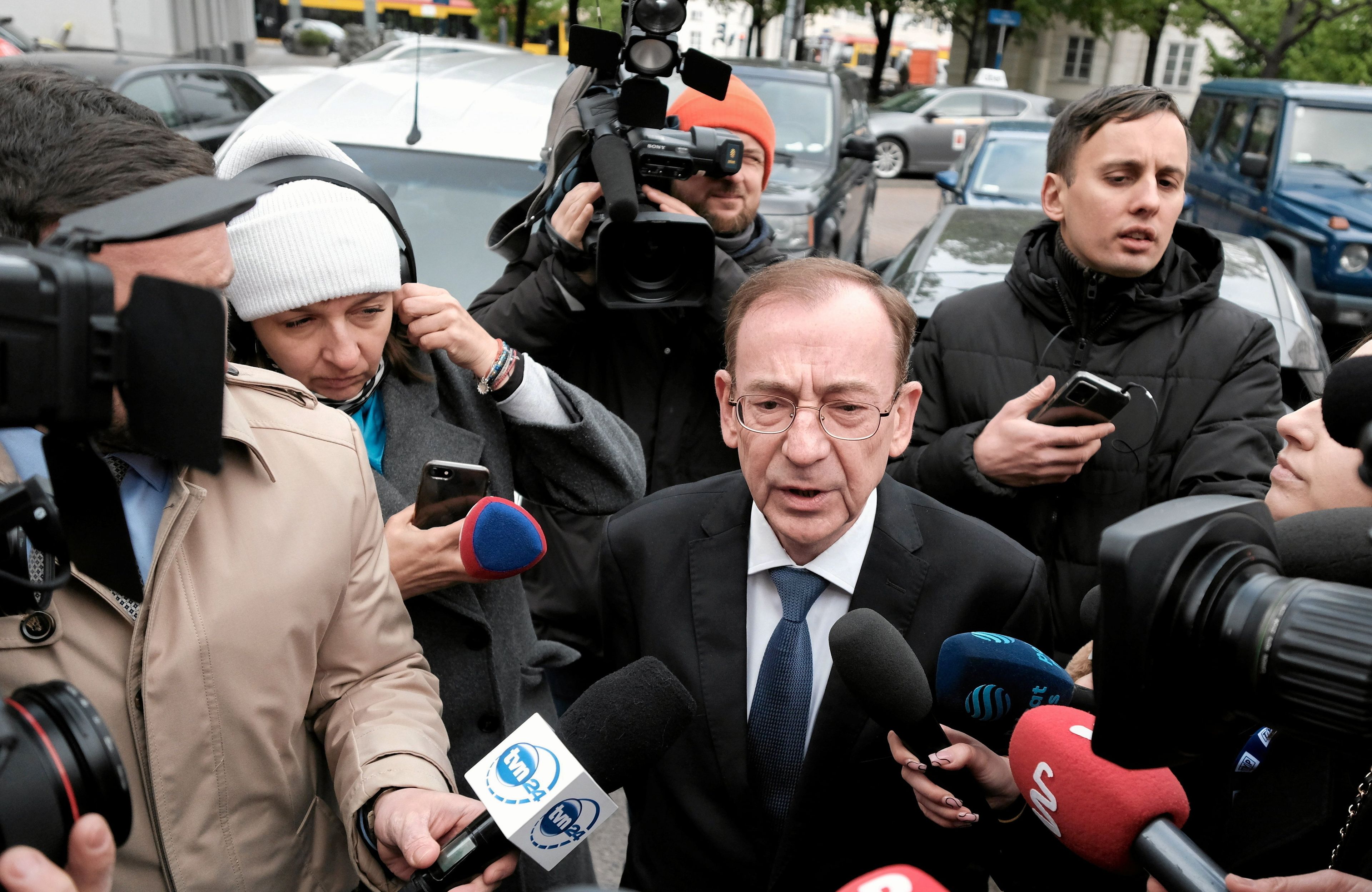 kamiński otoczony przez dziennikarzy