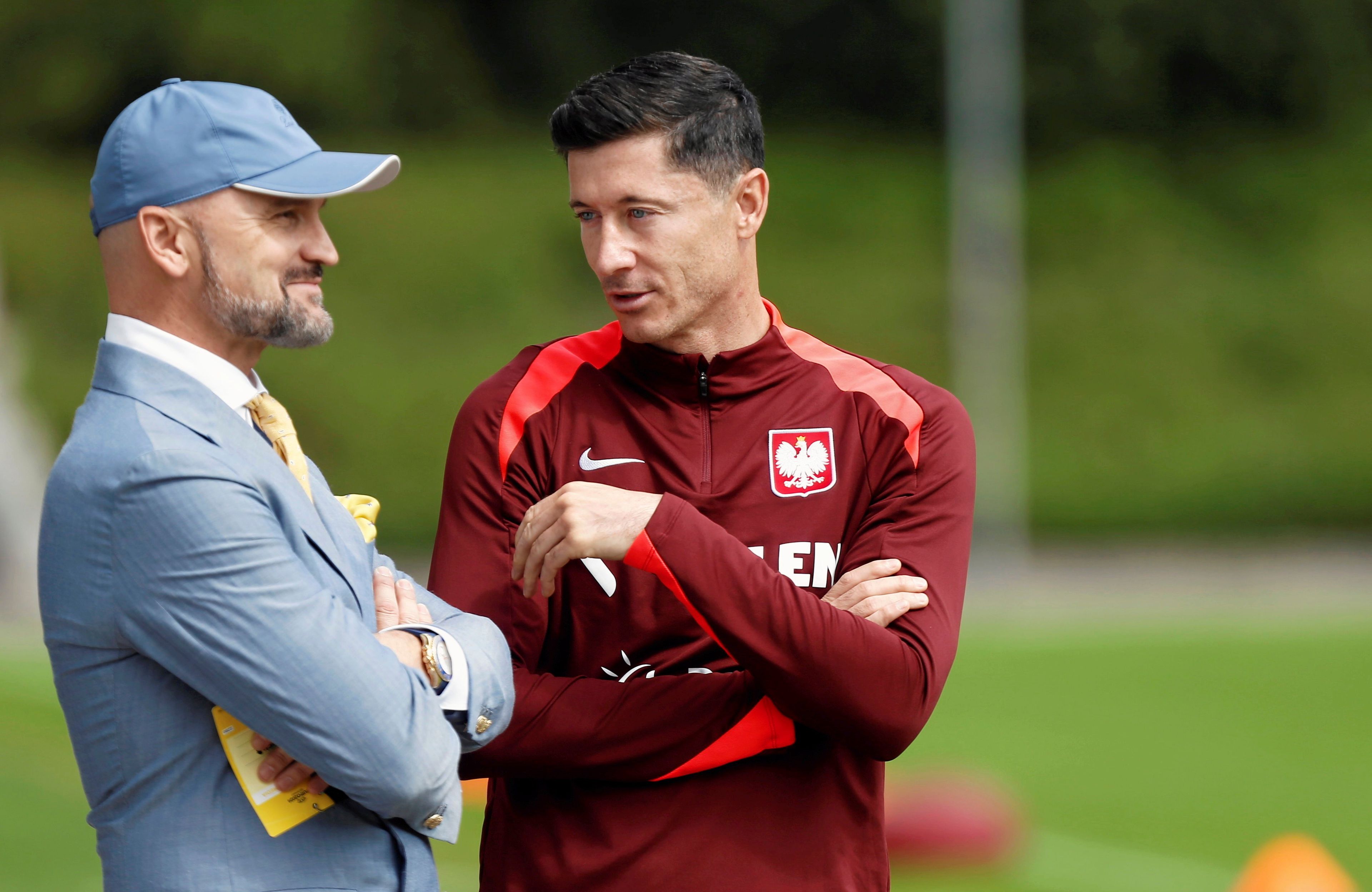 Rafał Brzoska (z lewej) i Robert Lewandowski. wizerunki obu zostały wykorzystane przez sieciowych oszustów. Brzoska - w czapeczce basebolowej i jasnej marynarce. Lewandowski w koszulce reprezentacji piłkarskiej