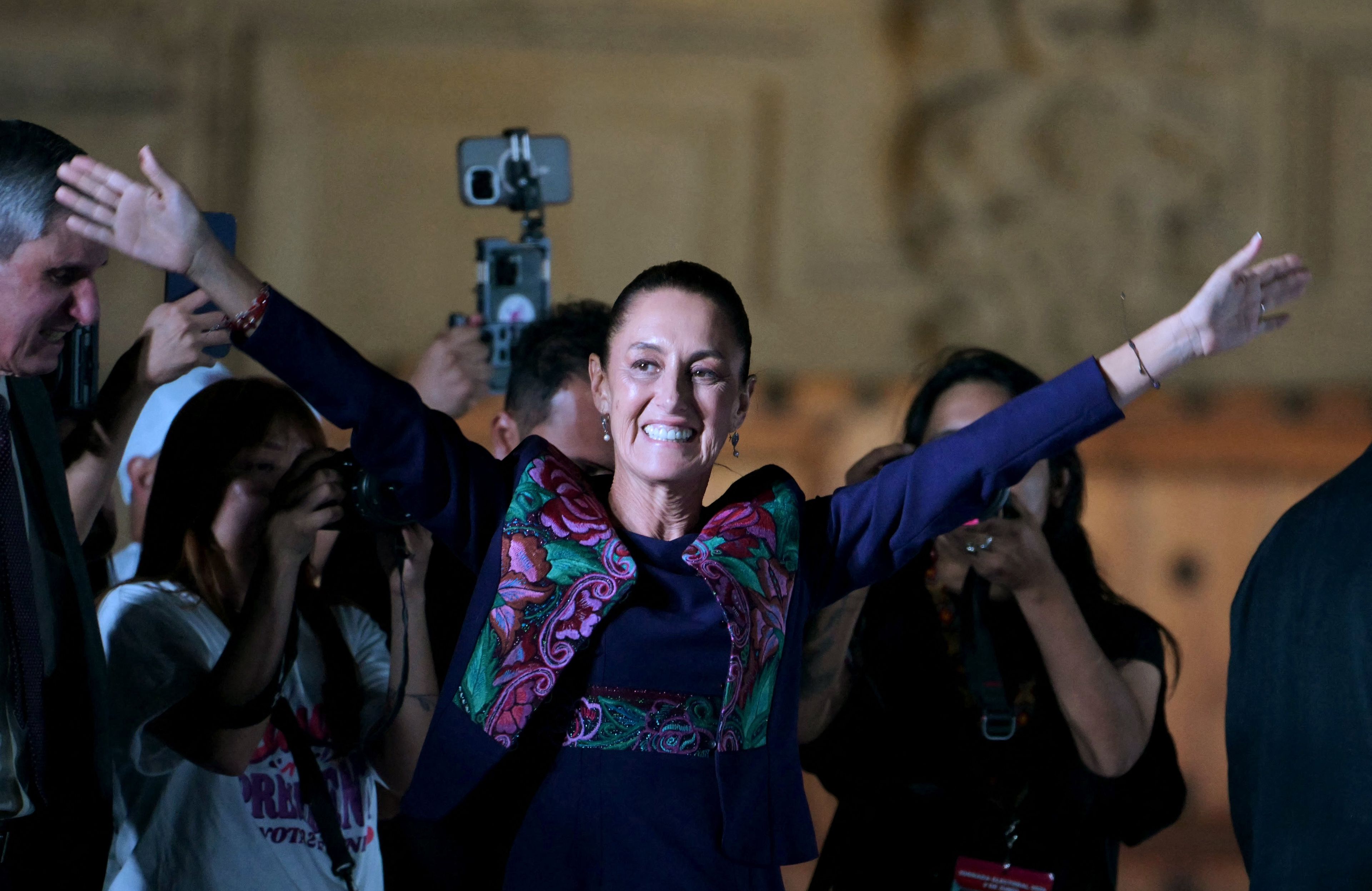 Claudia Sheinbaum unosi ręce w geście radości