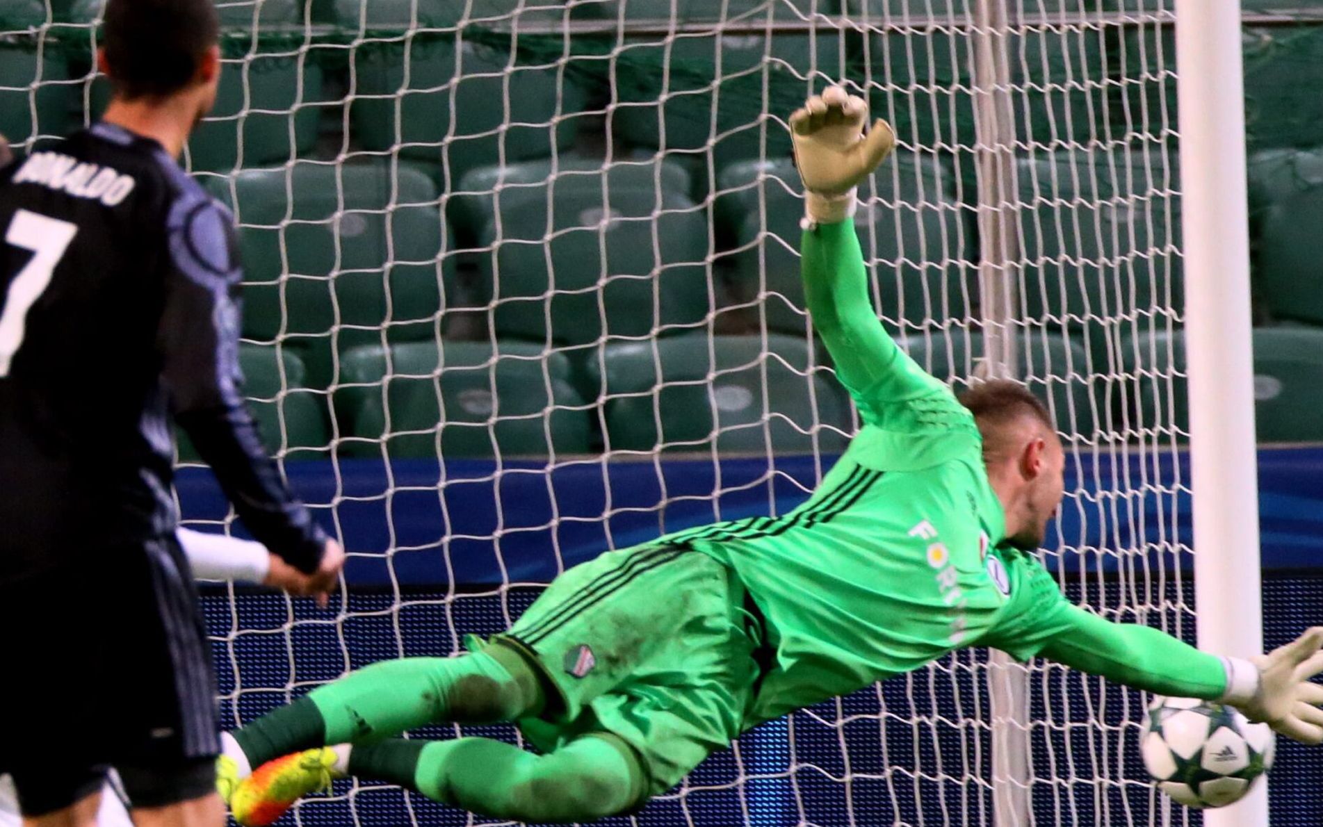 02.11.2016  Warszawa. Arkadiusz Malarz podczas meczu grupowego Ligi Mistrzow Legia Warszawa - Real Madryt . Fot . Kuba Atys / Agencja Gazeta
