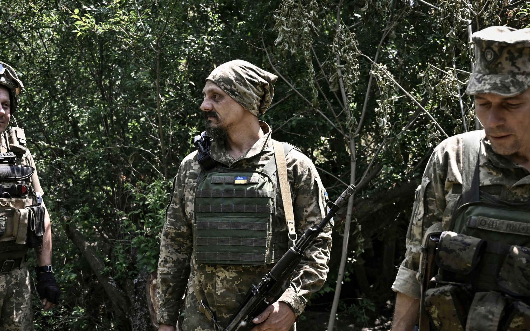 Ukrainian servicemen stand in the woods at a front line in the eastern Ukrainian region of Donbas on June 10, 2022. (Photo by ARIS MESSINIS / AFP)