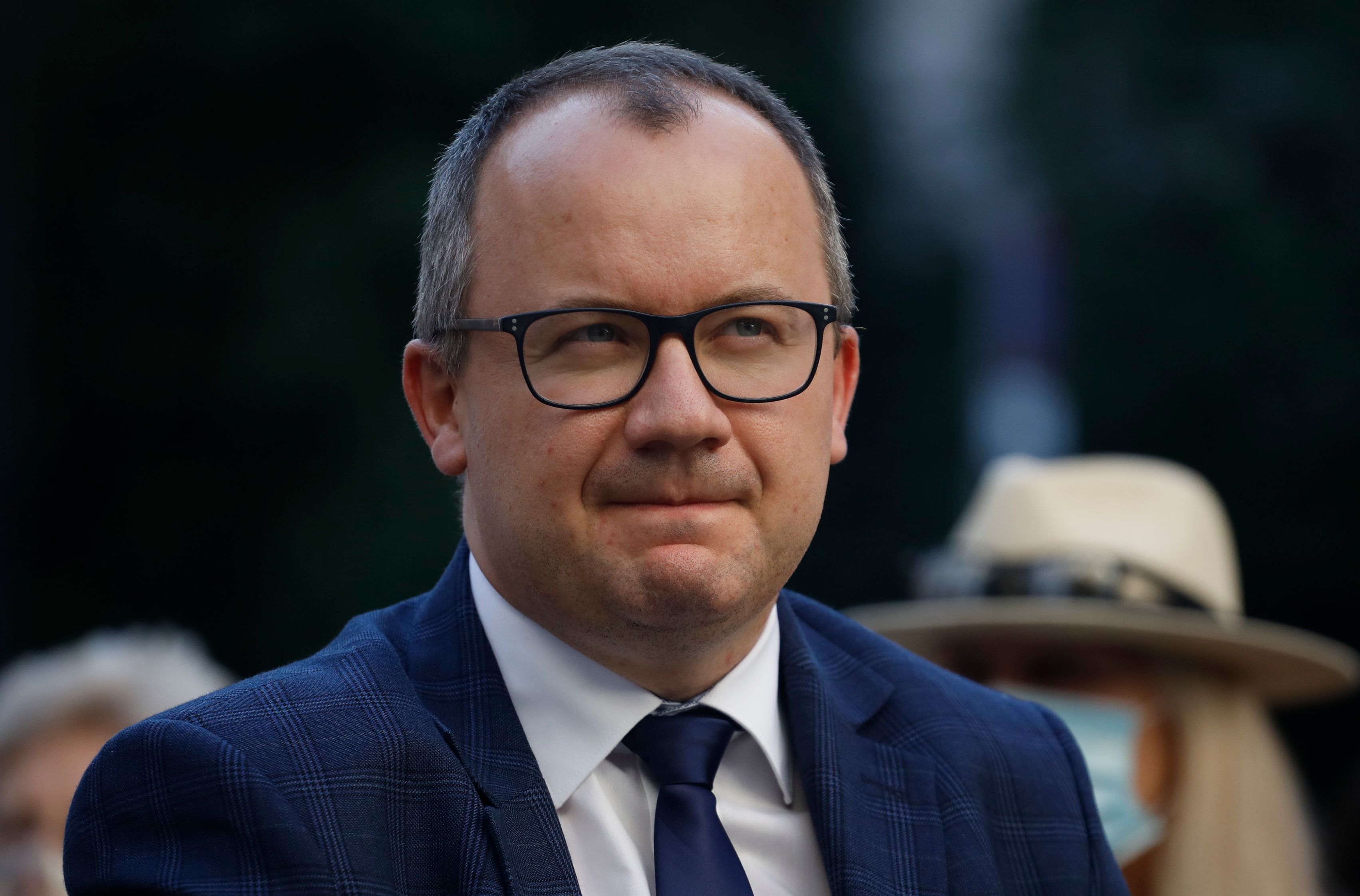 Mężczyzna stoi