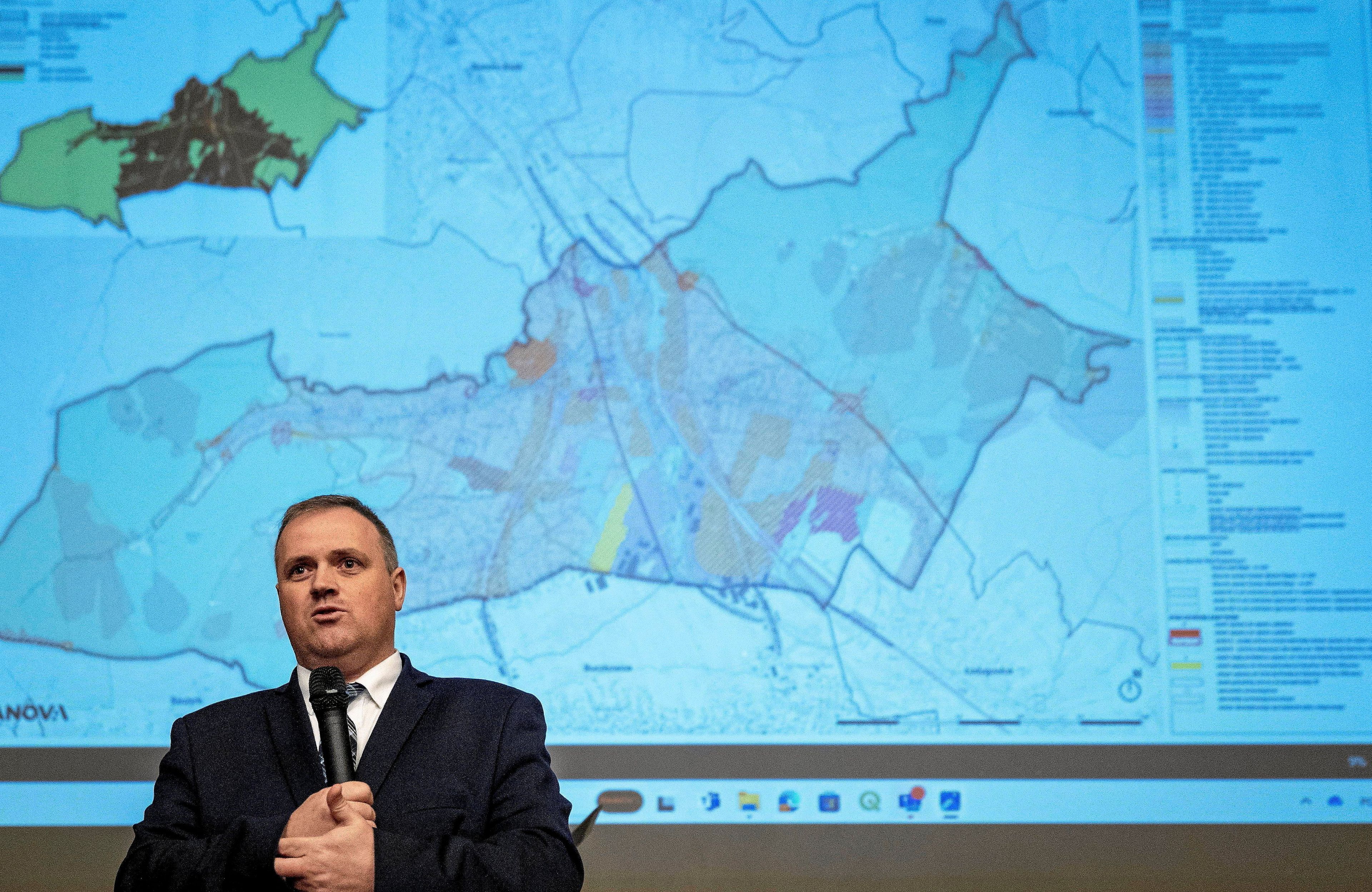 Spotkanie mieszkancow z wojtem w sprawie planu zabudowy