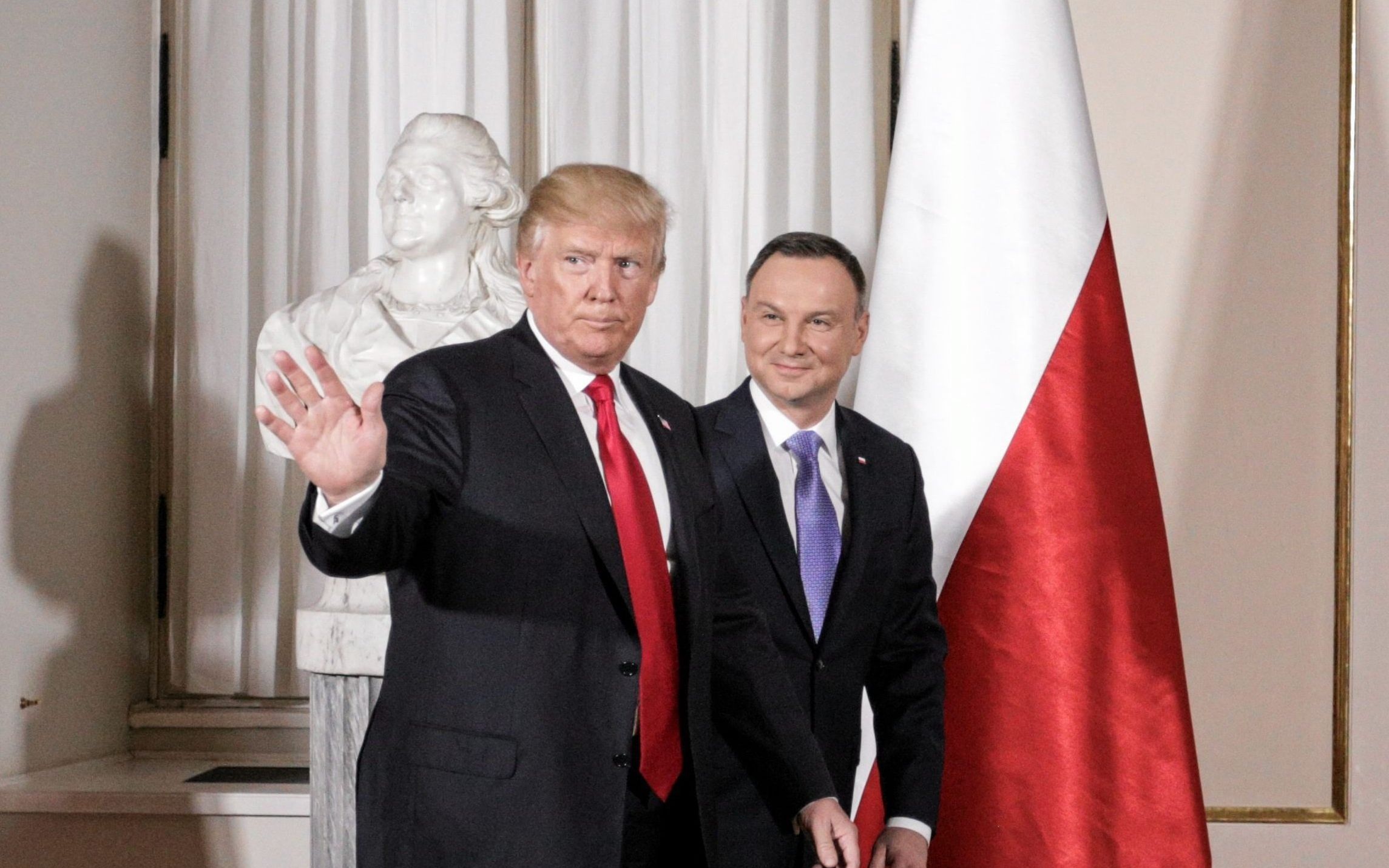06.07.2017 Warszawa , Plac Zamkowy . Szczyt inicjatywy Trojmorza z udzialem prezydenta Stanow Zjednoczonych Ameryki  . Donald Trump i Andrzej Duda podczas powitania na Zamku Krolewskim
Fot. Adam Stepien / Agencja Gazeta