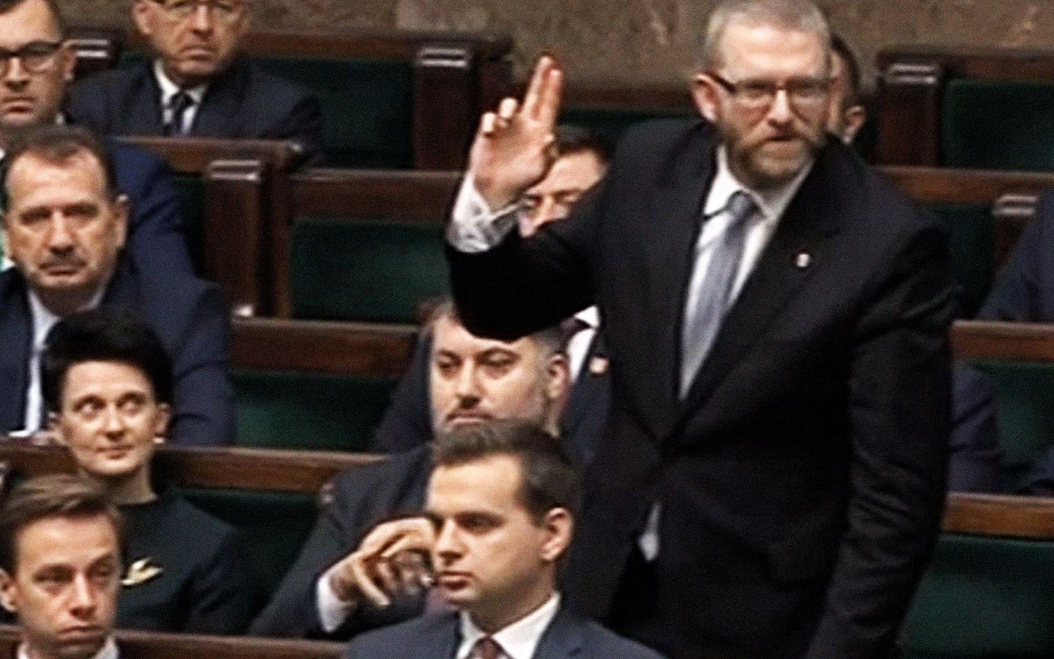 Grafika do artykułu Tak im dopomóż Bóg. 79 proc. posłów poprosiło o pomoc Najwyższego [ZOBACZ KTO NIE]