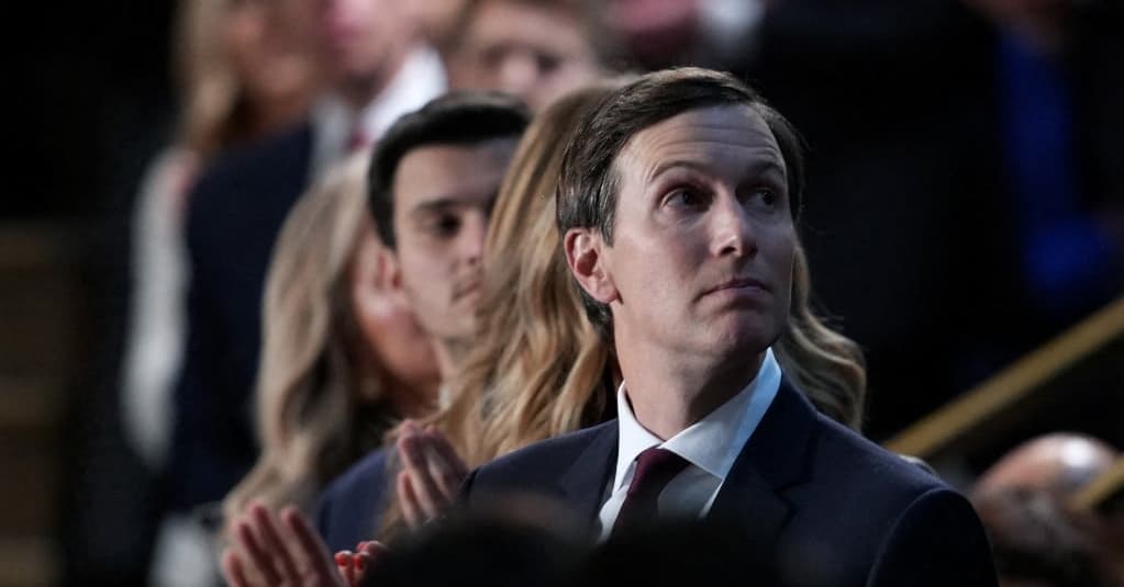 Negocjuje w imieniu USA. I kasuje miliardy na swoją firmę