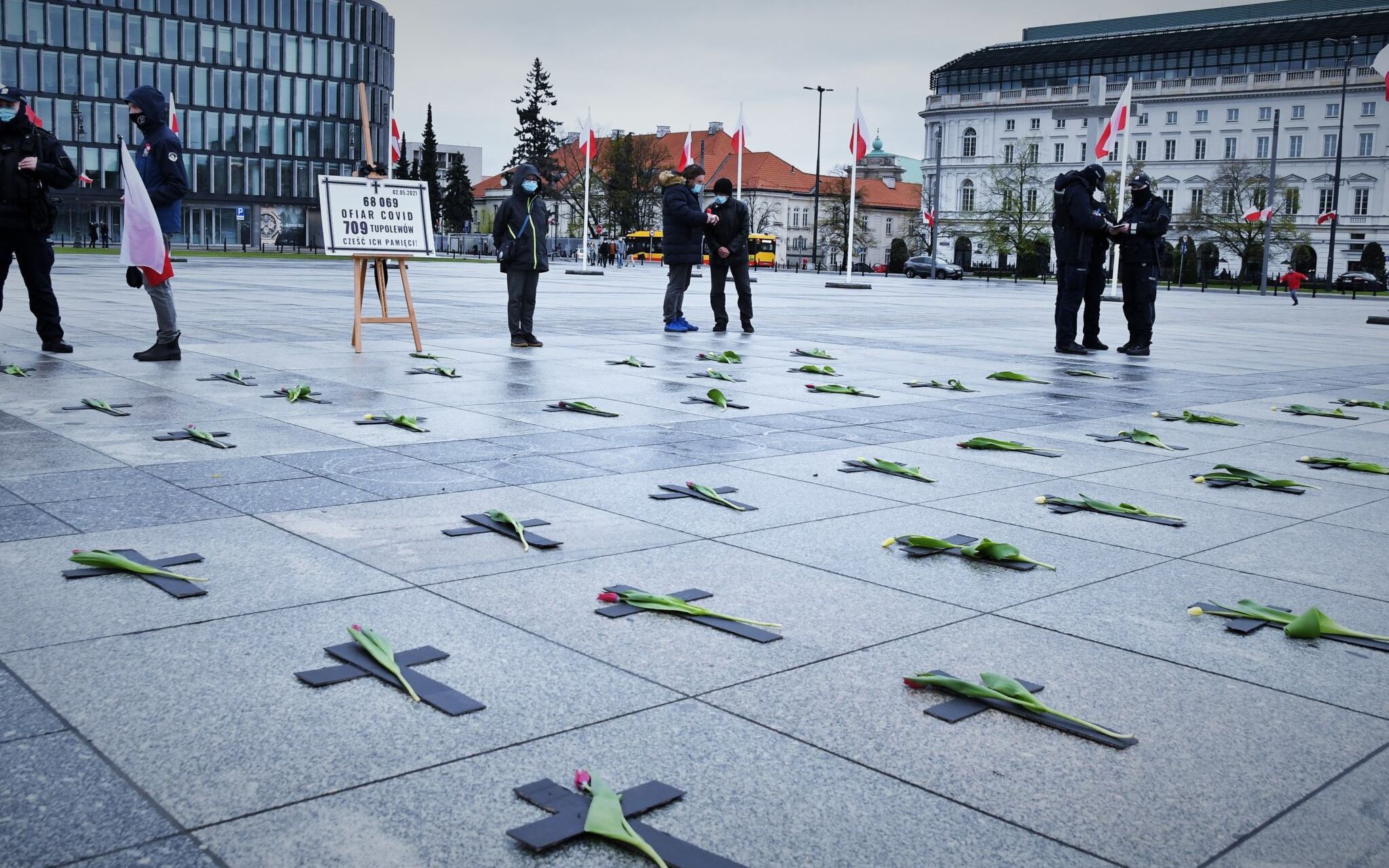 Warszawa, 02.05.2021. Akcja upamiętniająca ofiary COVID-19 na placu Piłsudskiego