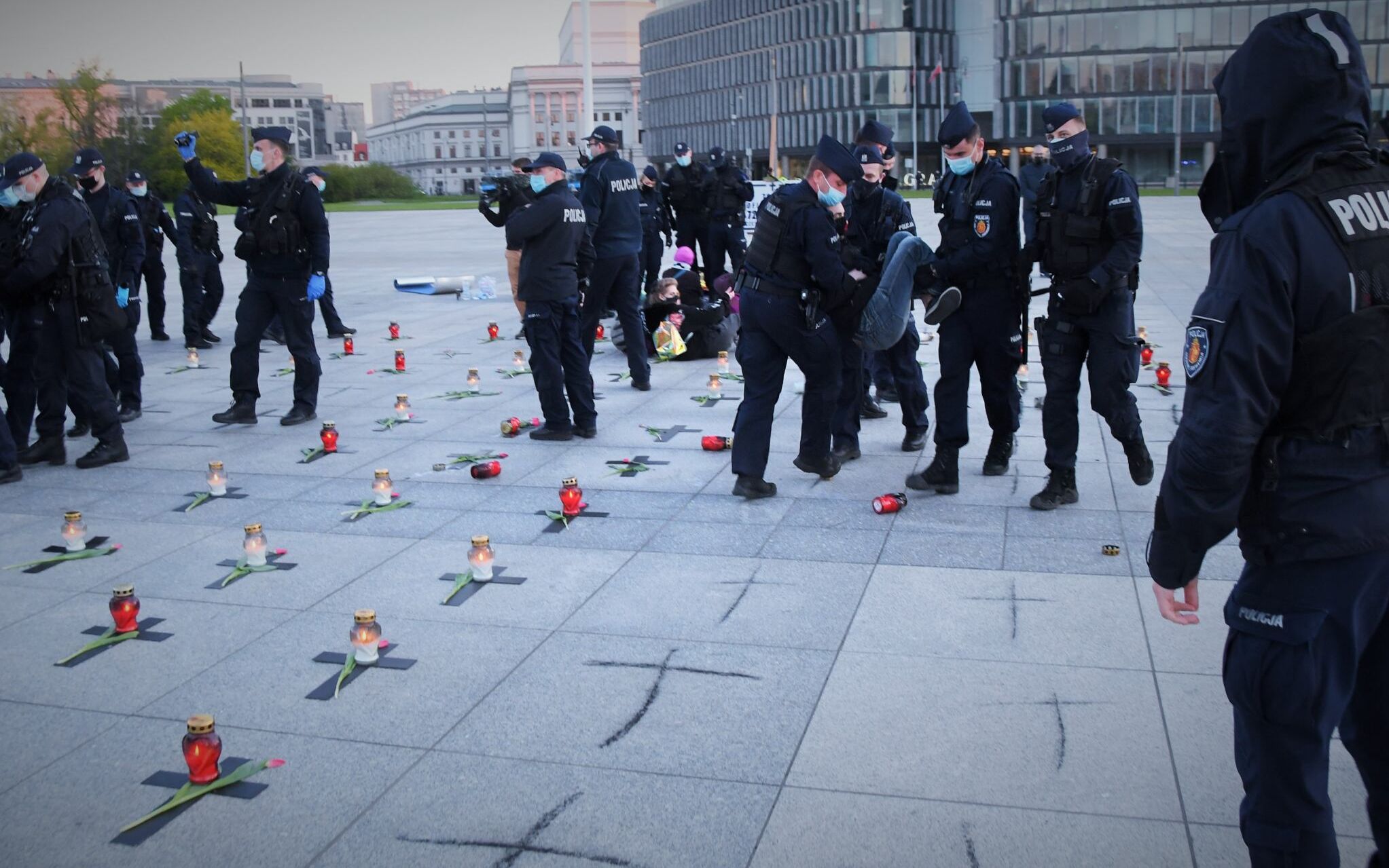 Warszawa, 10.05.2021. Na placu Piłsudskiego namalowano krzyże symbolizujące pamięć ponad 70 tysięcy ofiar epidemii