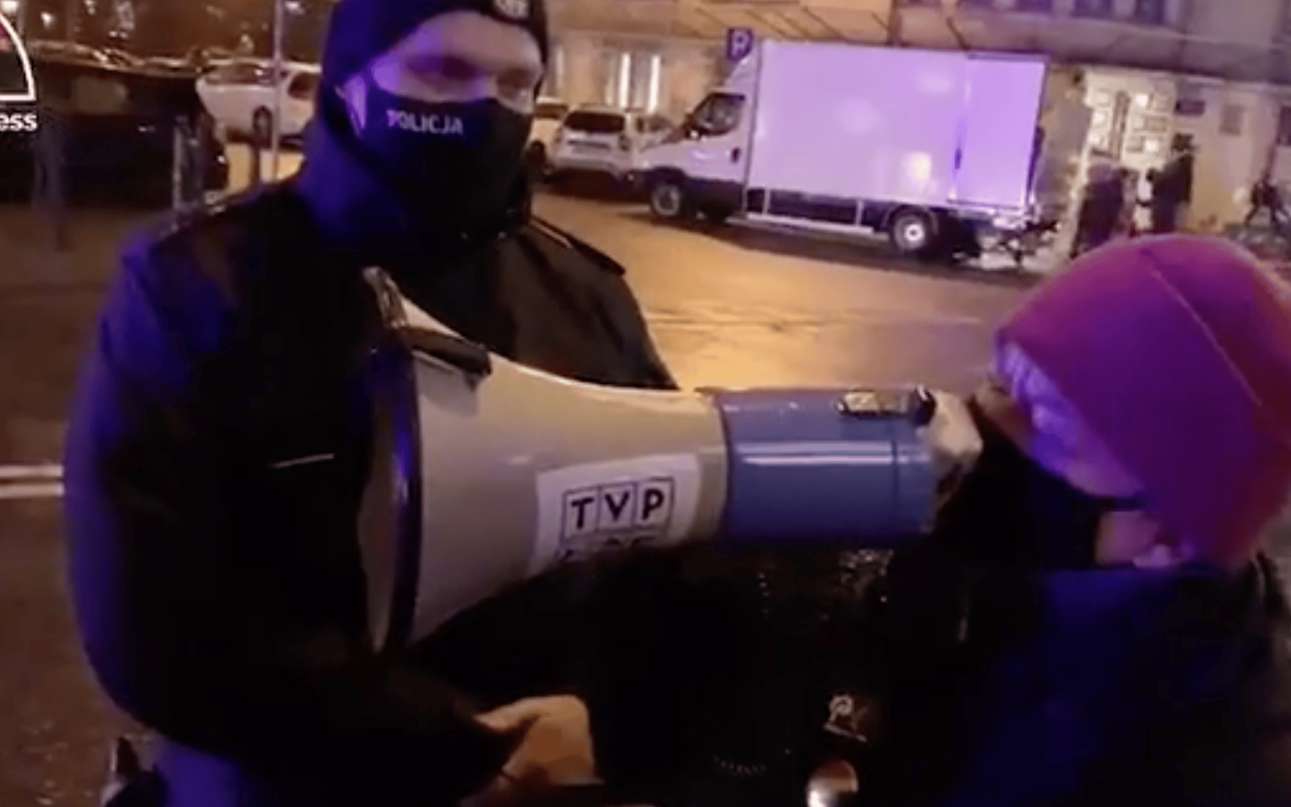 Grafika do artykułu 21-letnia studentka zatrzymana za „spacer z Babcią Kasią”. Demonstracja pojechała pod komendę