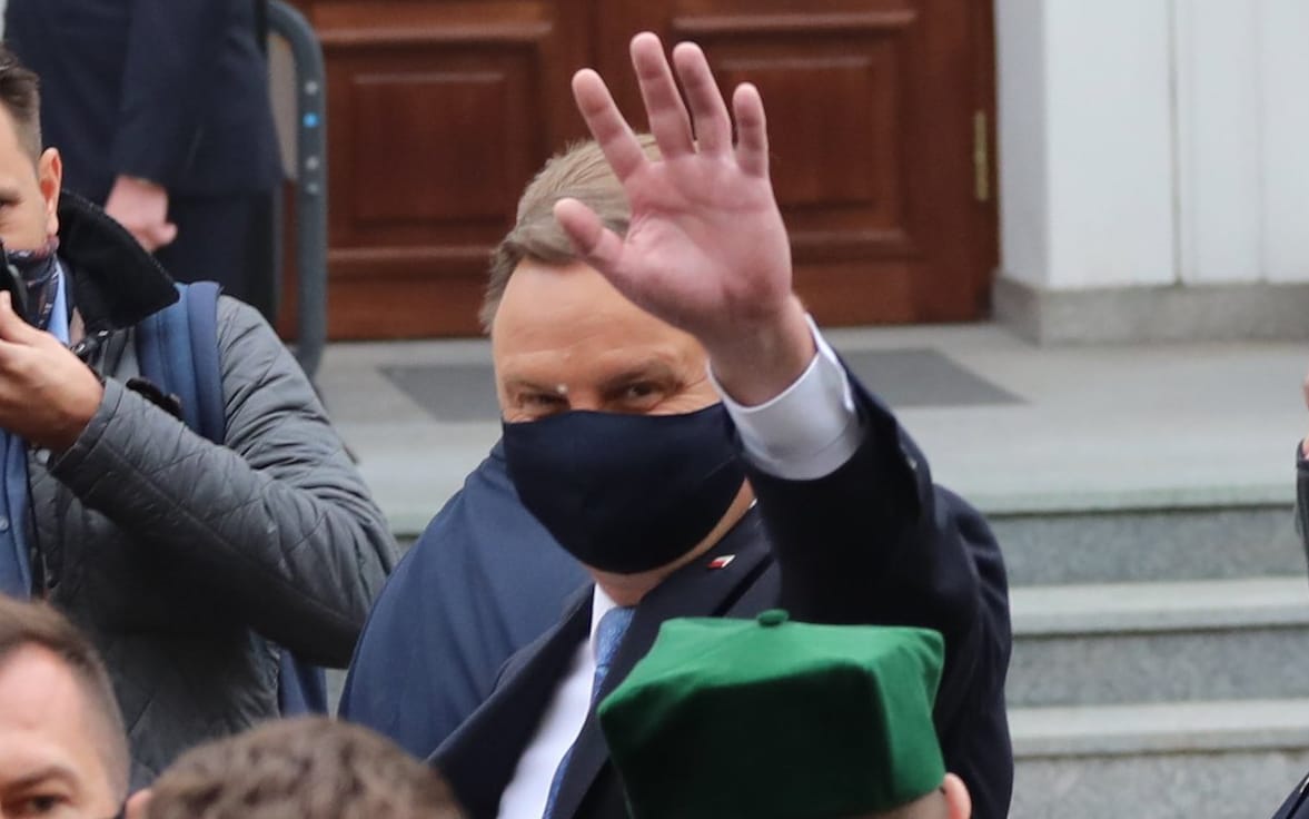 01.10.2020  Warszawa , ul. Krakowskie Przedmiescie . Prezydent RP Andrzej Duda pozdrawia studentow Uniwersytetu Warszawskiego , ktorzy protestuja przeciwko jego  wizycie na inauguracji roku akademickiego .
Fot. Slawomir Kaminski / Agencja Gazeta