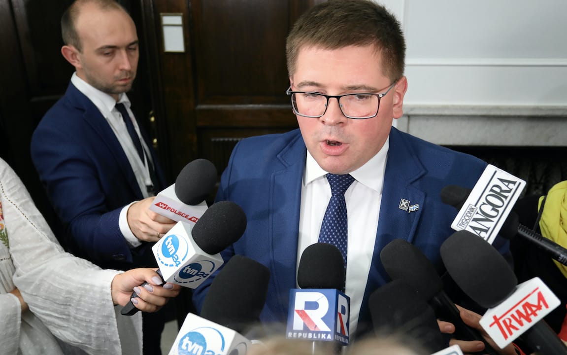 Grafika do artykułu Poseł PiS zrównał ślub pary gejów ze ślubem z kozą. Prawicowa cywilizacja podłości