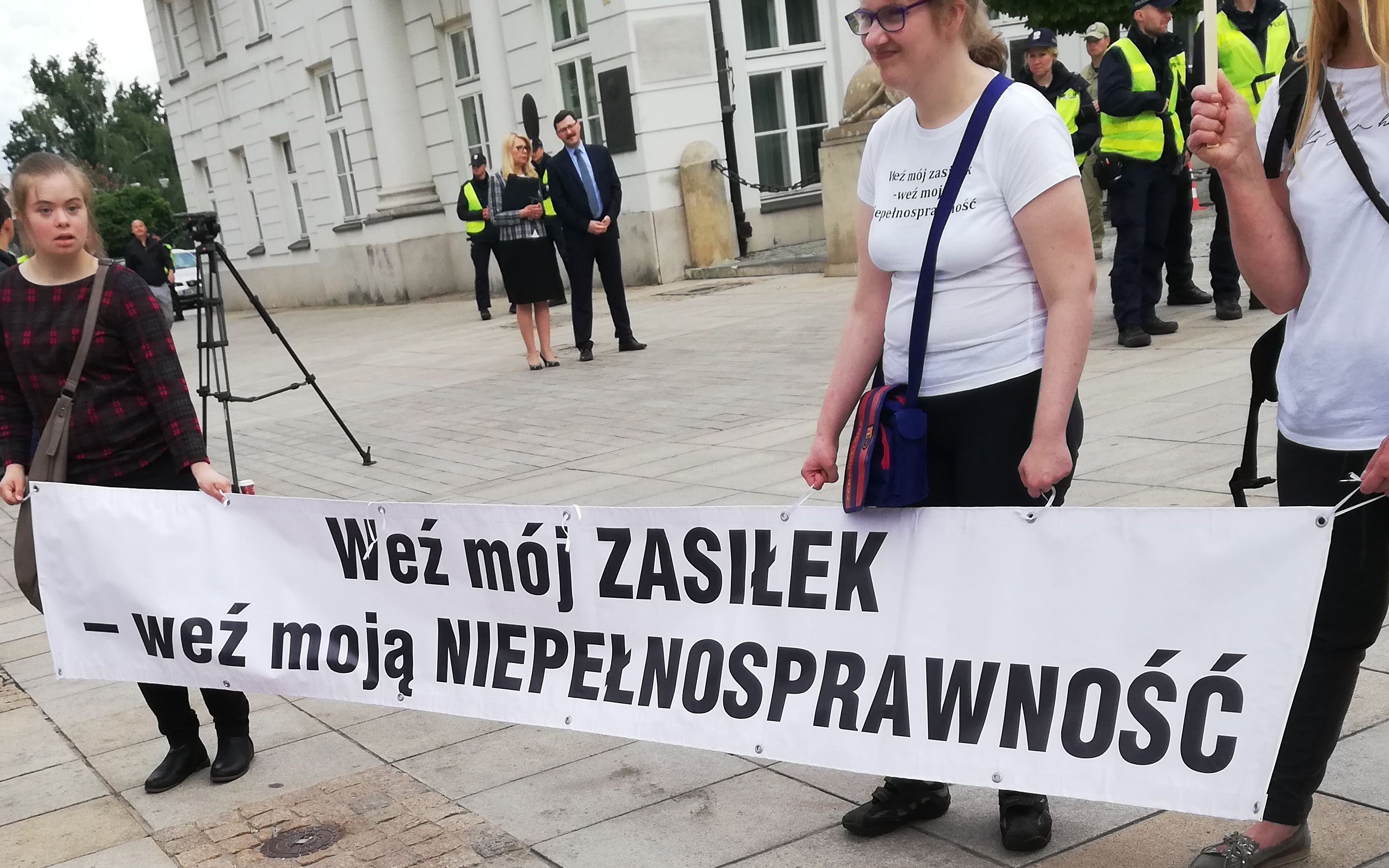 Grafika do artykułu Bez dyskusji, bez sensu. PiS przywrócił próg dochodowy przy 500 zł dla osób niepełnosprawnych