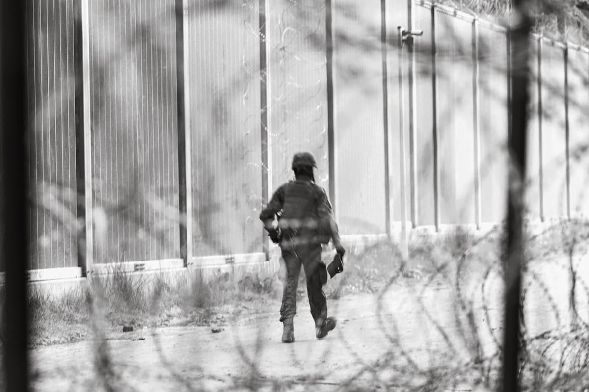 Nowe polskie prawo o cudzoziemcach pozwala zamykać za kratami nastoletnich migrantów