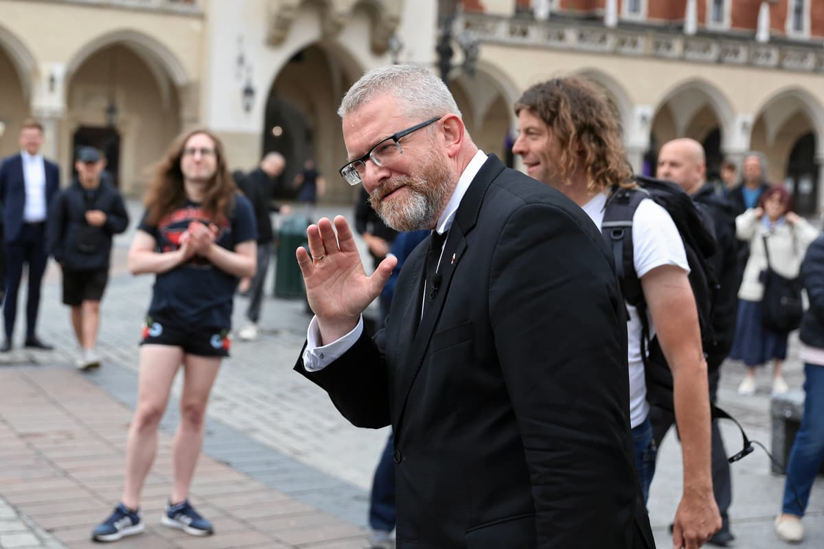 Braun i katoliccy skandaliści. Kandydat skrajnej prawicy wystąpi z księżmi, od których odciął się Kościół