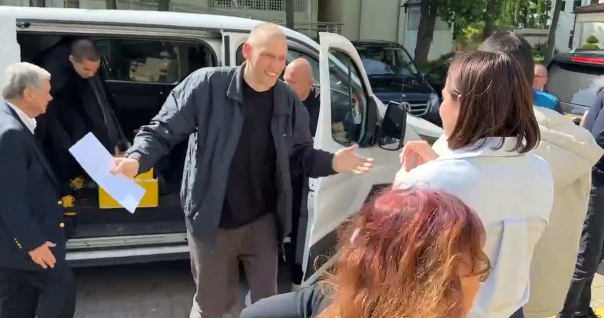 Białoruś uwalnia więźni politycznych. Wśród nich Cichanouski i trzech Polaków