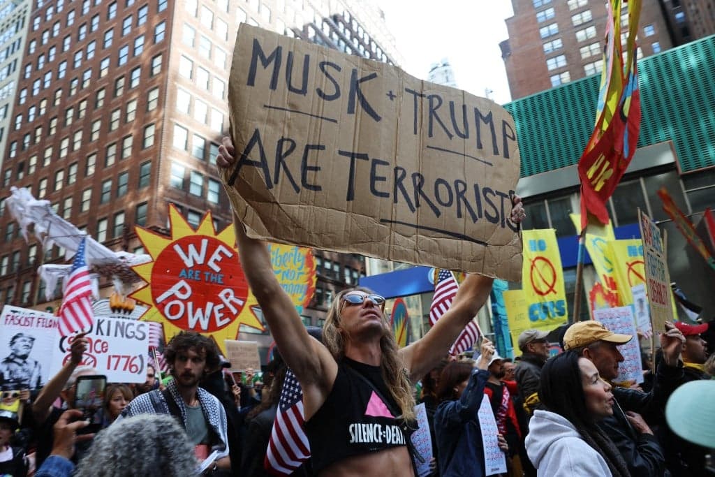 Milionowe protesty w USA. Trump odpowiada filmem samolotu z fekaliami