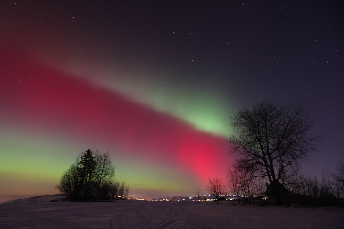 Zorza nad Polską. Skąd się wzięła, czy jeszcze wróci i czy to oznaka końca świata?