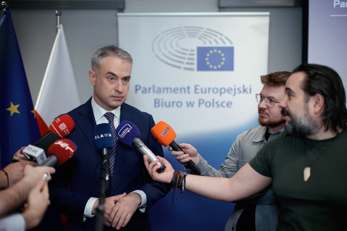 Polacy pod coraz większym wpływem kłamstw i fake newsów. Raport NASK o bezradności państwa