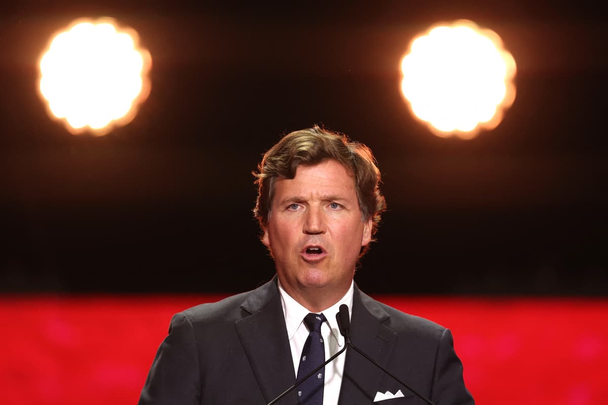 Tucker Carlson usprawiedliwia napaść Hitlera na Polskę. Co to mówi o amerykańskiej prawicy?
