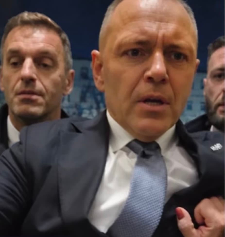 Prezydent wdarł się do TK. Szarpnął za ramię sędzię Korwin-Piotrowską