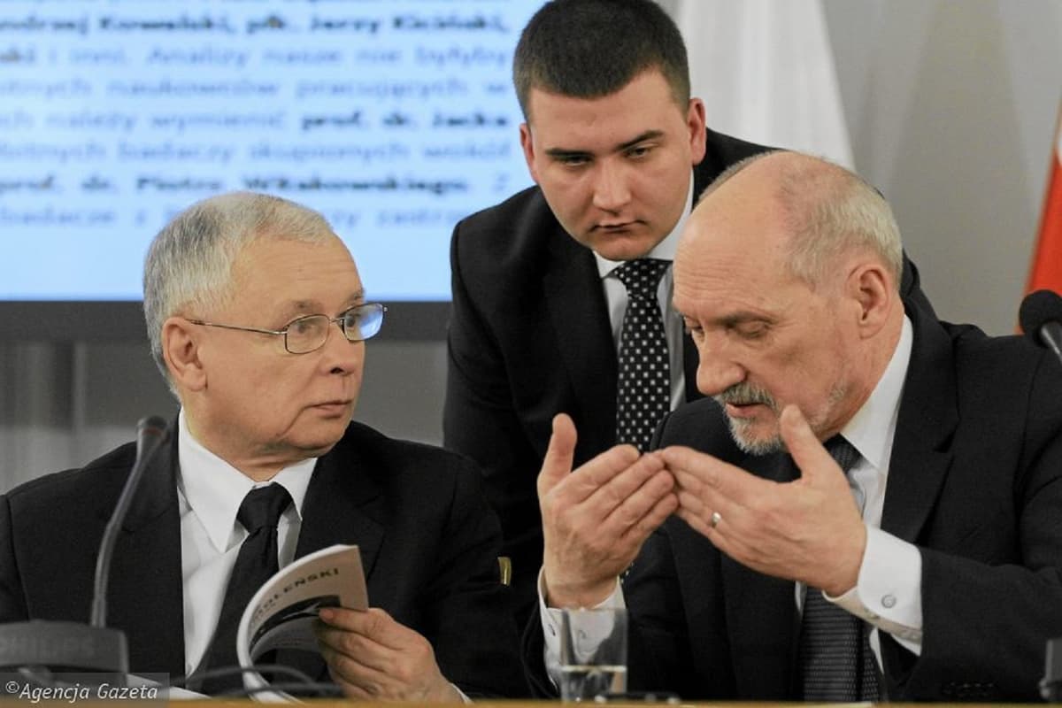 Macierewicz: Rosja dostała okręty Mistral za 1 dolara. Misiewicz wciąż pracuje w MON. Kronika Skórzyńskiego (15-21 października 2016)