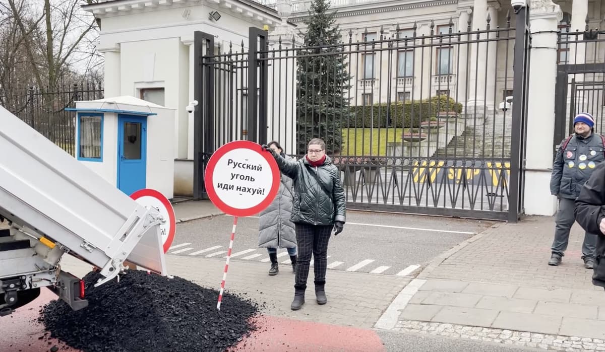 Lotna Brygada Opozycji Zrzuca Węgiel Pod Ambasadą Rosji „czy To Pan Odbiera Kwit Tej Dostawy 1000