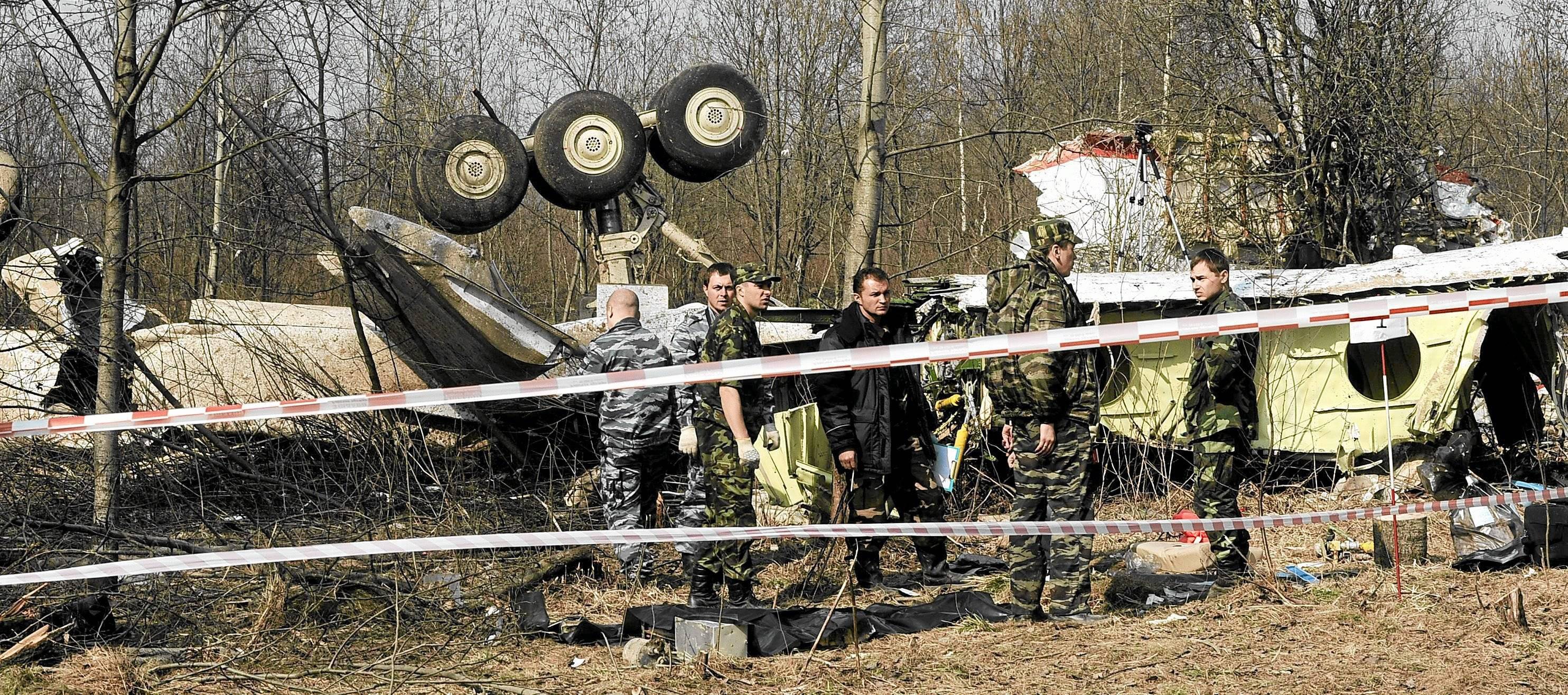 szczątki rozbitego samolotu prezydenckiego pod Smoleńskiem.
