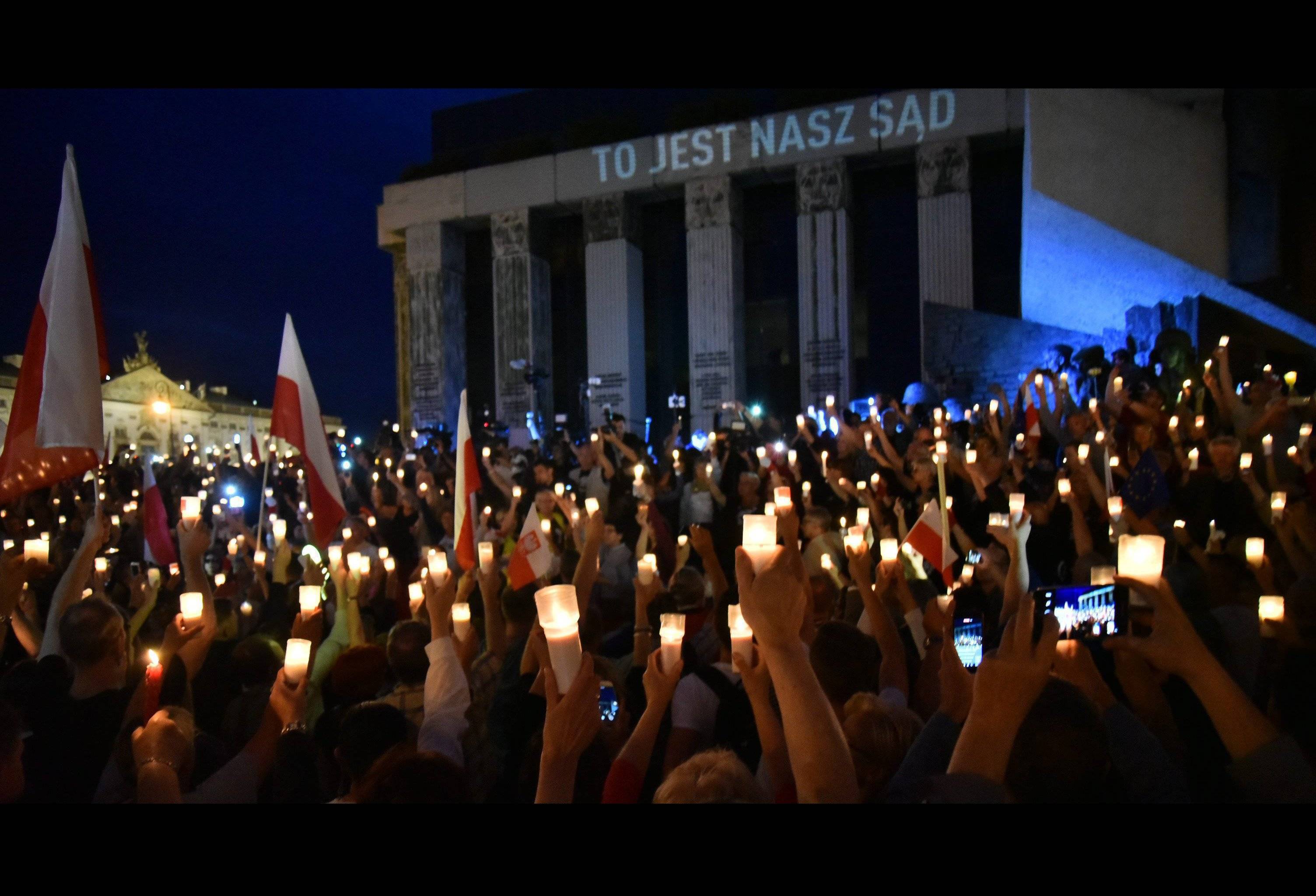 Tłum demonstrantow ze świecami pod siedzibą Sądu Najwyższego