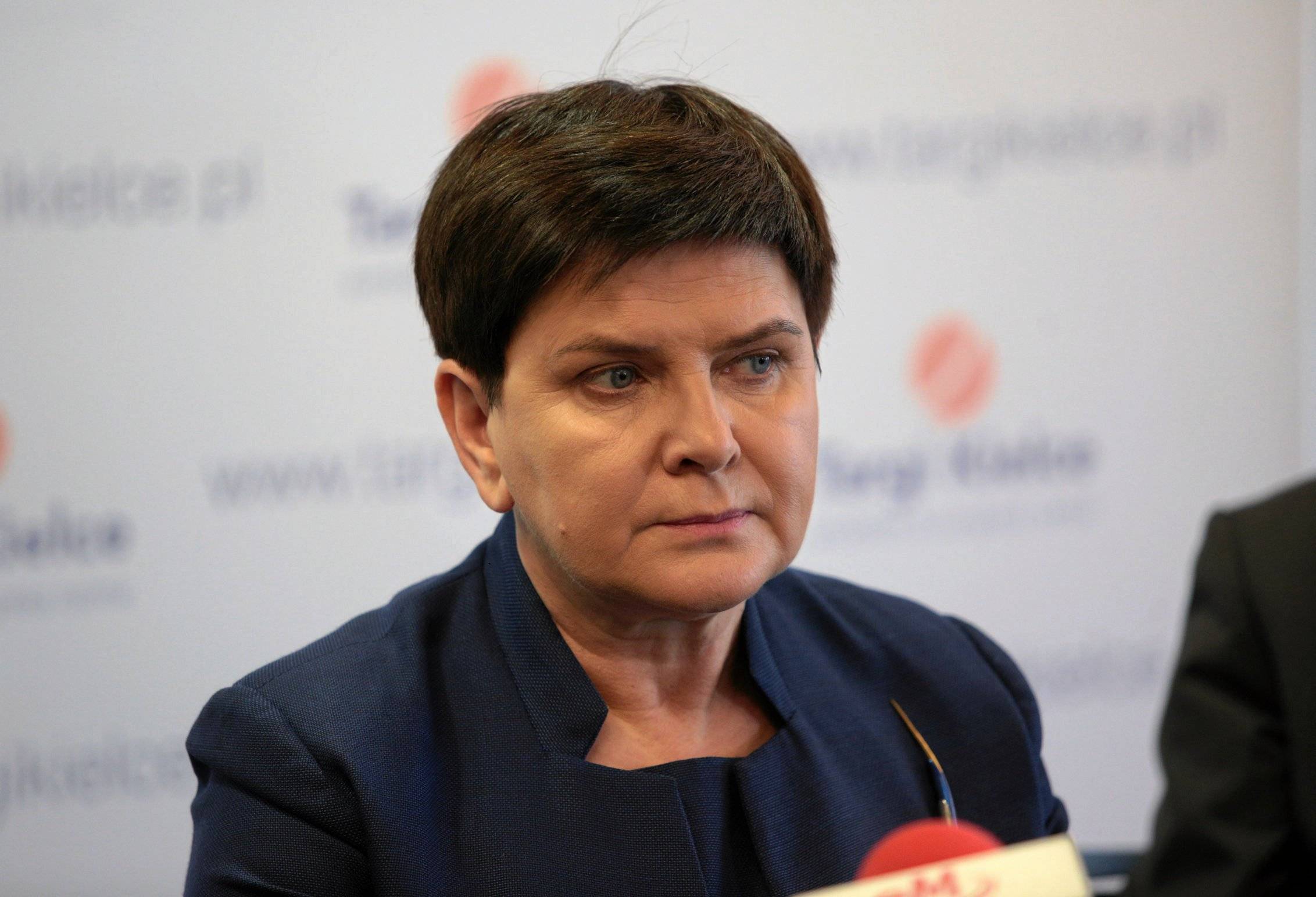 Beata Szydło z zaciśniętymi ustami patrzy na salę