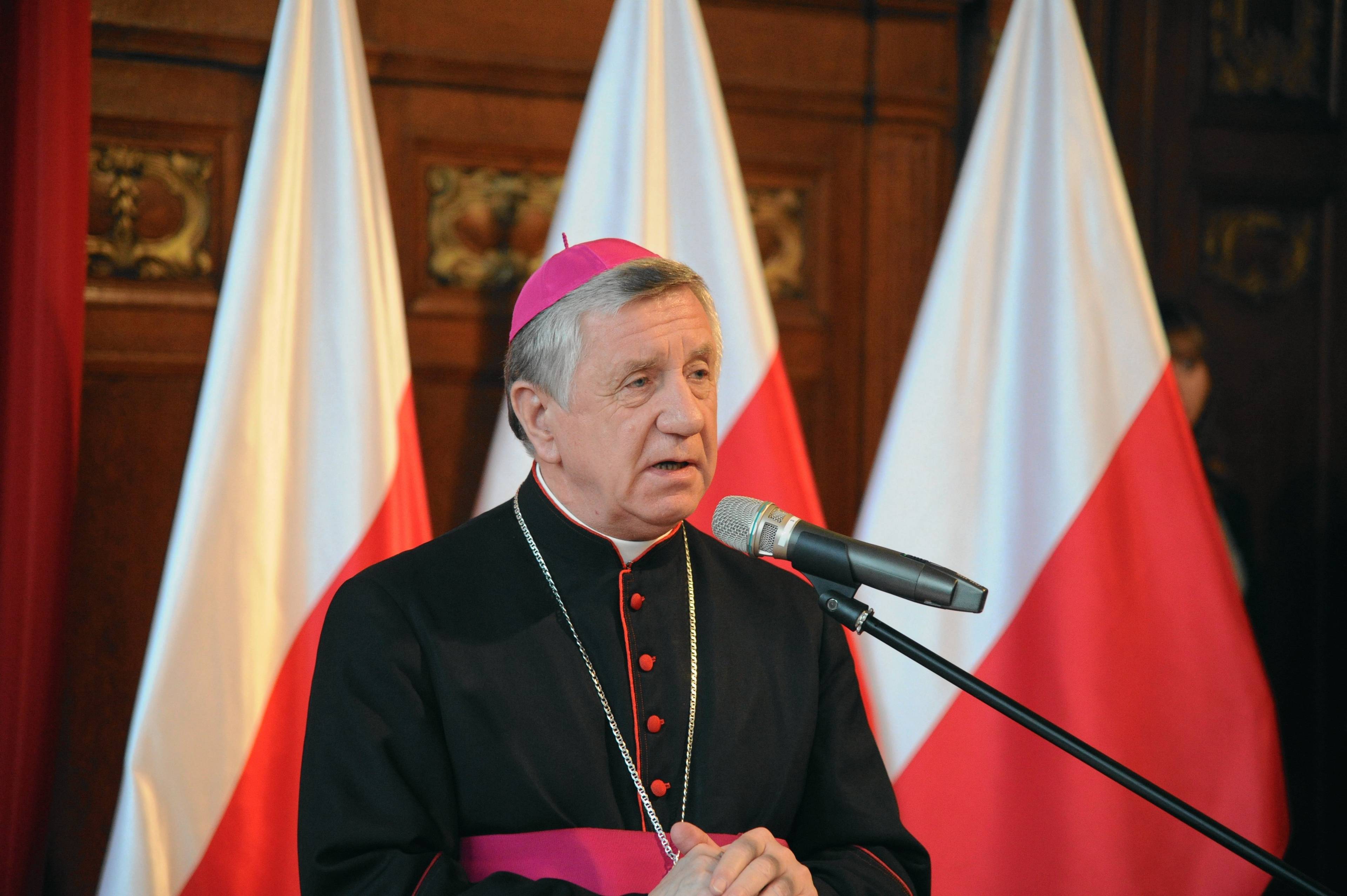 Arcybiskup Andrzej Dzięga mówi do mikrofonu.