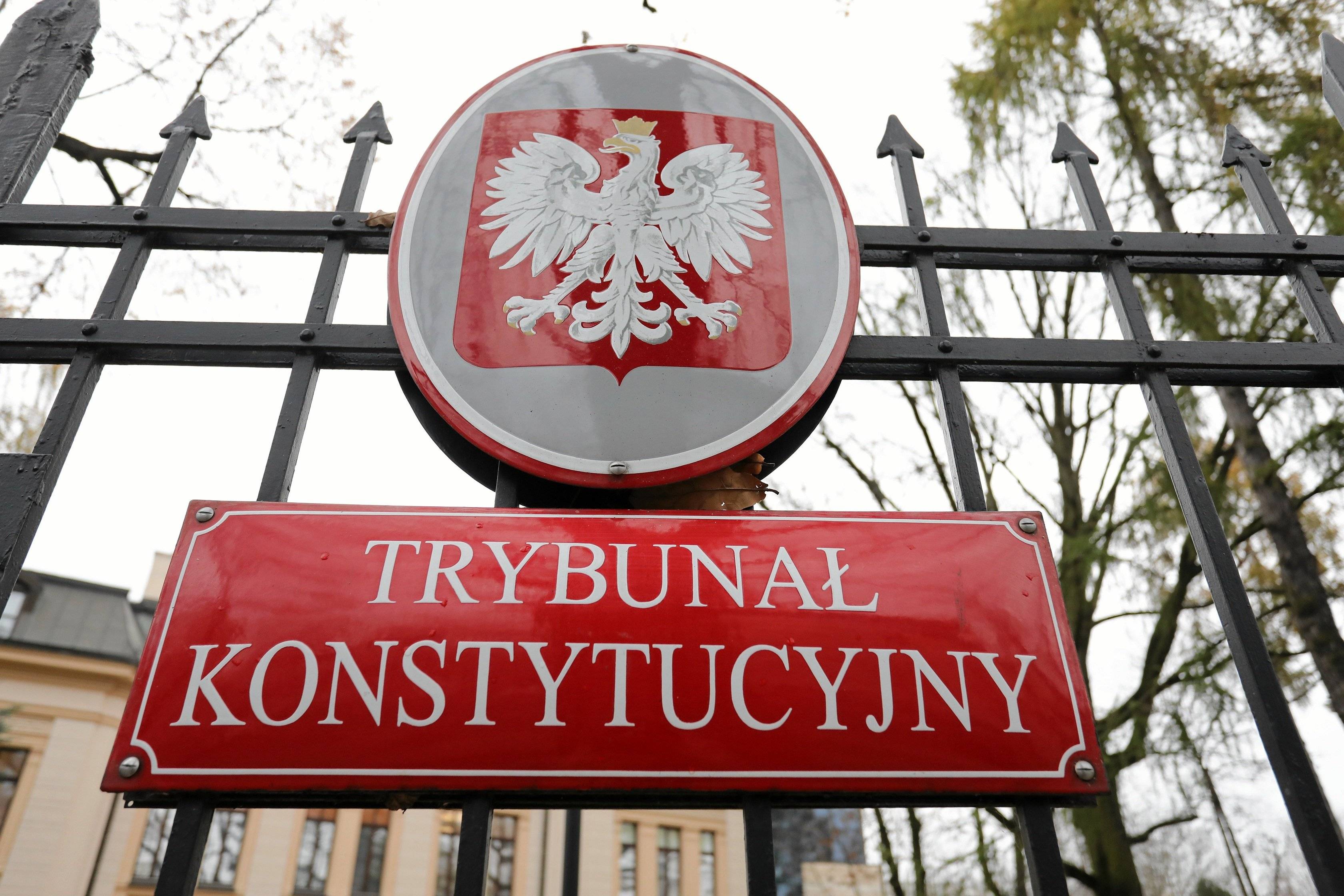 Tabliczka na płocie z napisem Trybunał Konstytucyjny