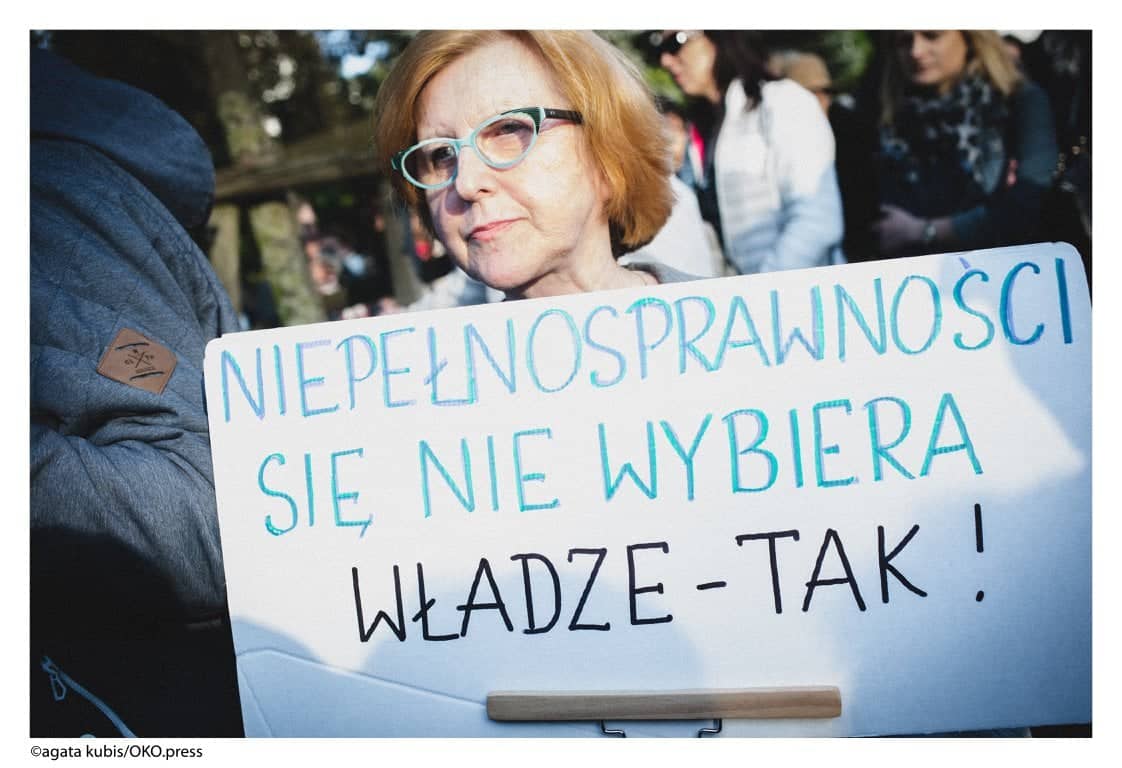 Koieta trzyma transparent: Niepełnosprawności się nie wybiera, władze - tak