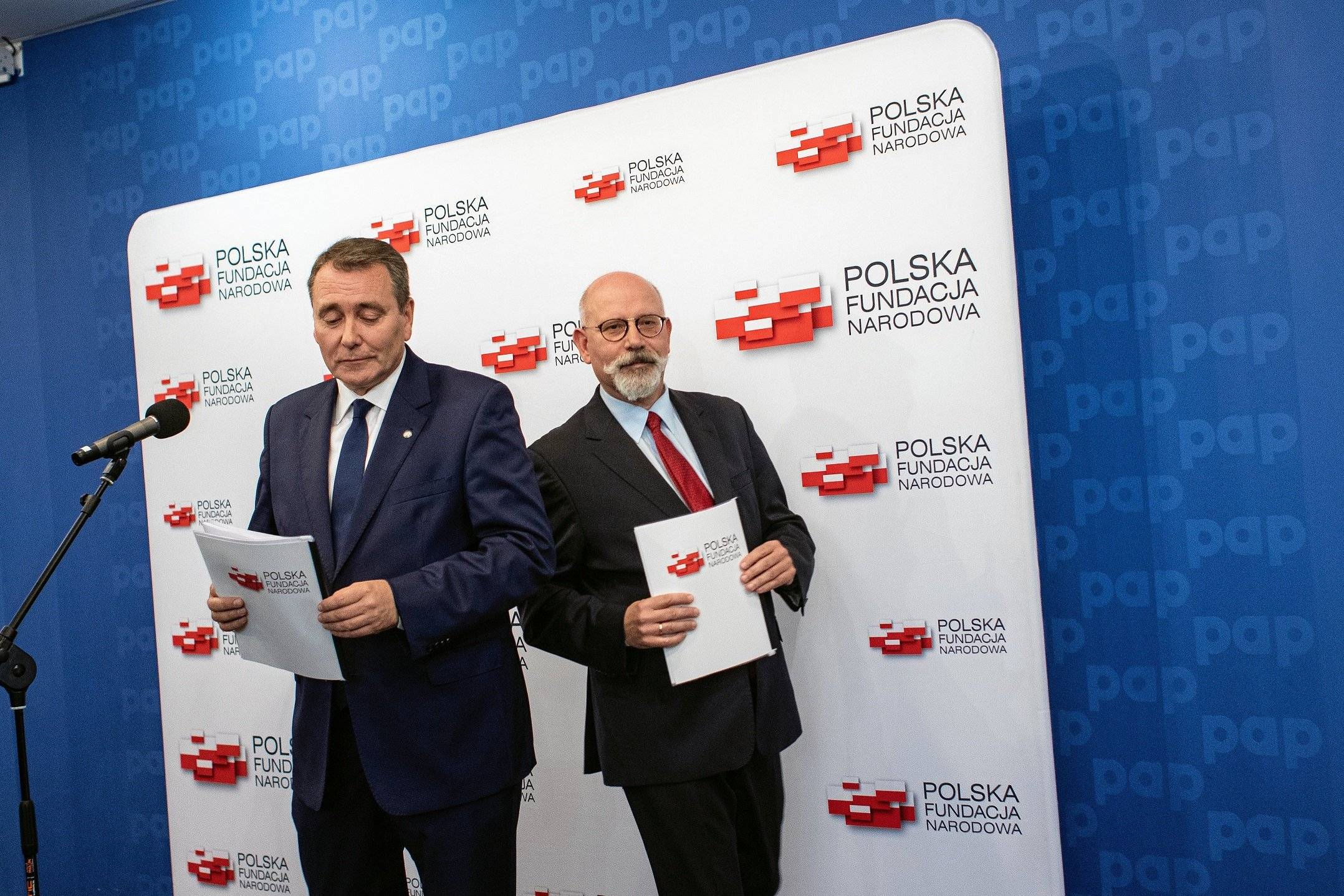 Cezary Jurkiewicz i Maciej Świrski, członkowie zarządu Polskiej Fundacji Narodowej w 2017 r., gdy PFN sfinasowała kampanię "Sprawiedliwe sądy".
