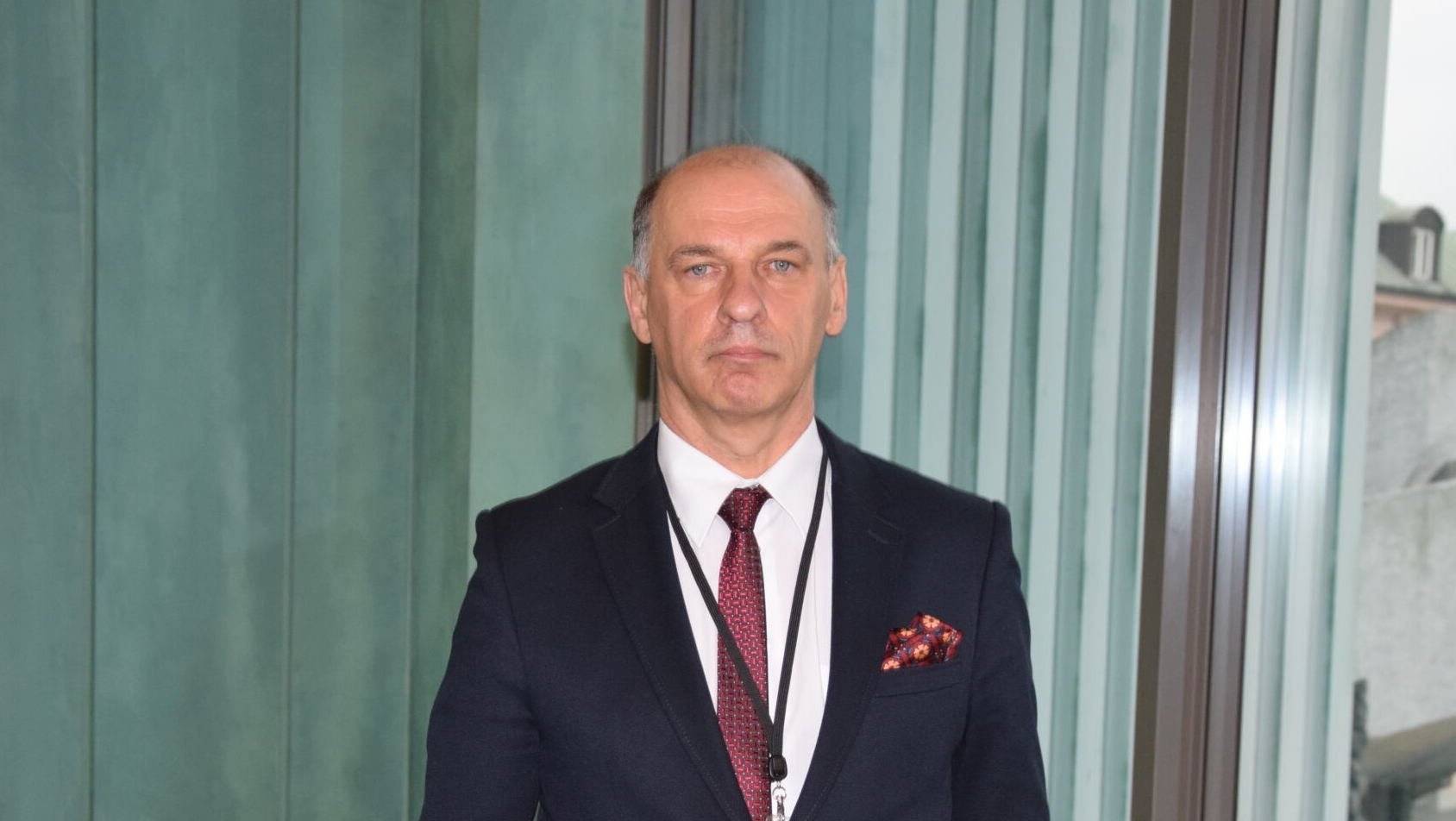sędzia Jarosław Matras stoi w korytarzu sądu