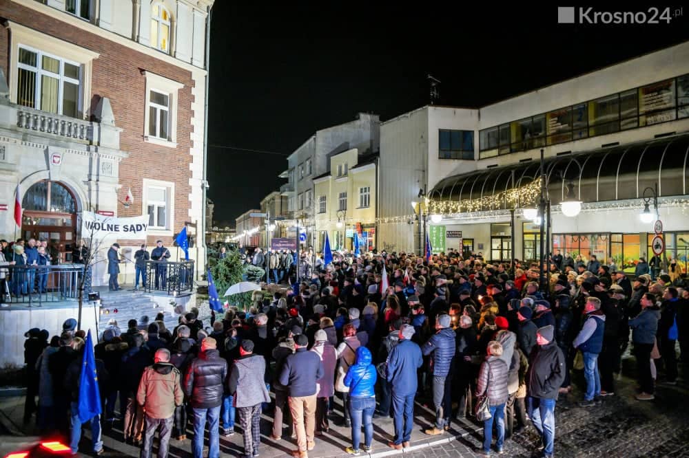 Duży tłum na placu pod budynkiem