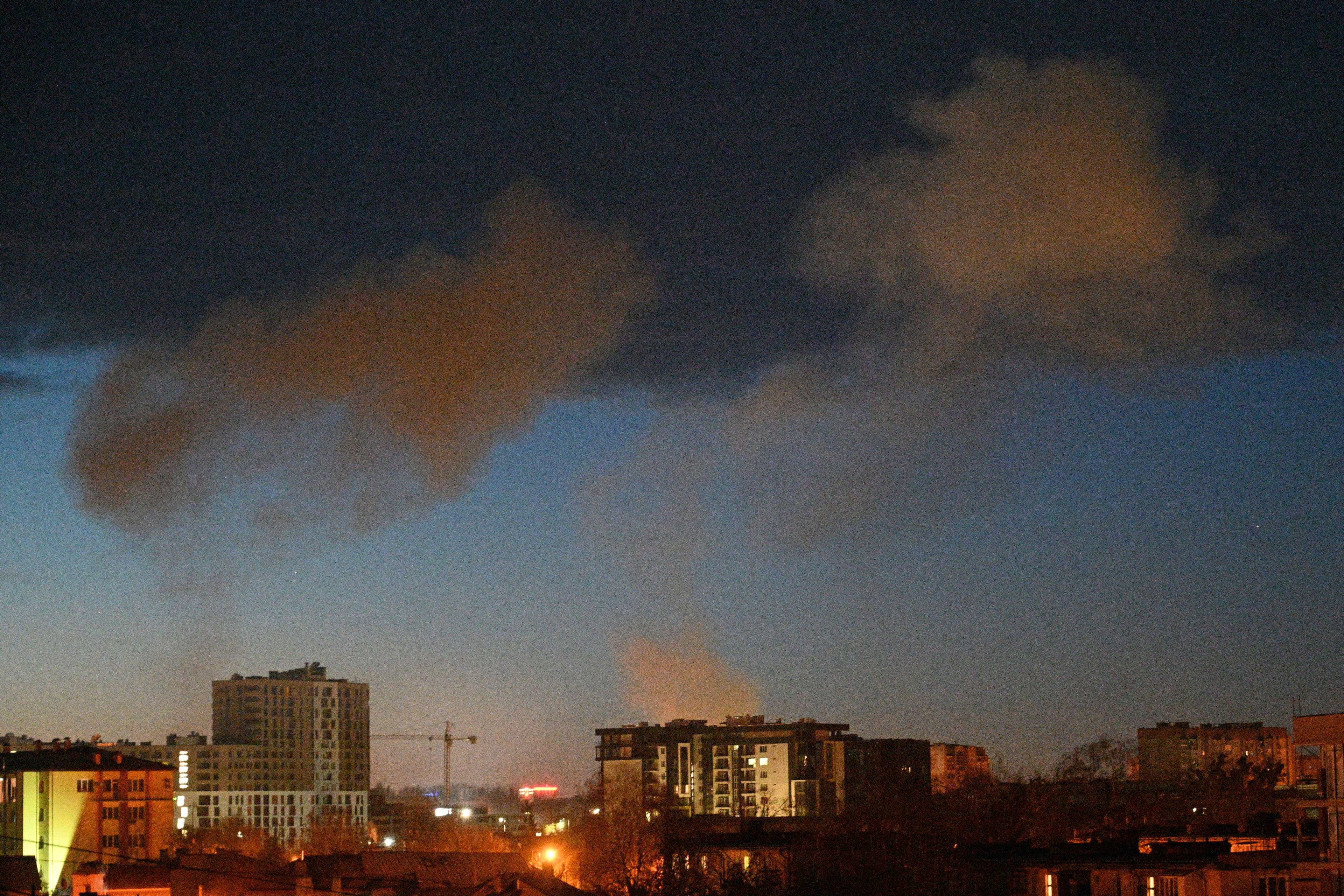 Dym nad Lwowem po rosyjskim ataku rakietowym 15 lutego 2024