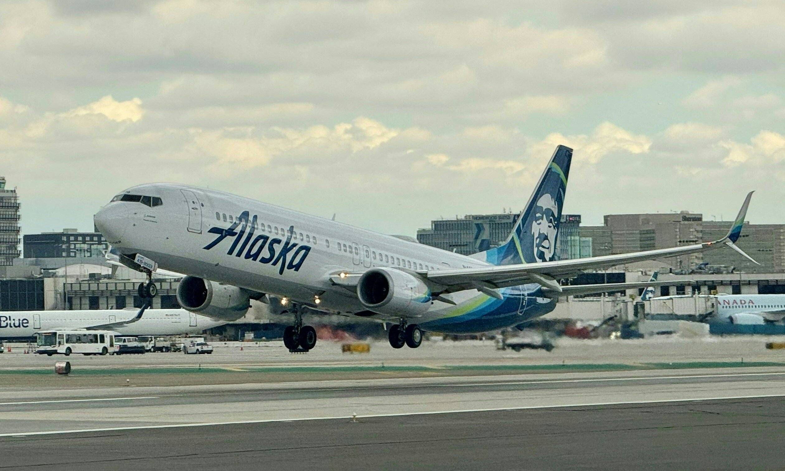 Samolot Boeinga należący do Alaska Airlines stoi na płycie lotniska