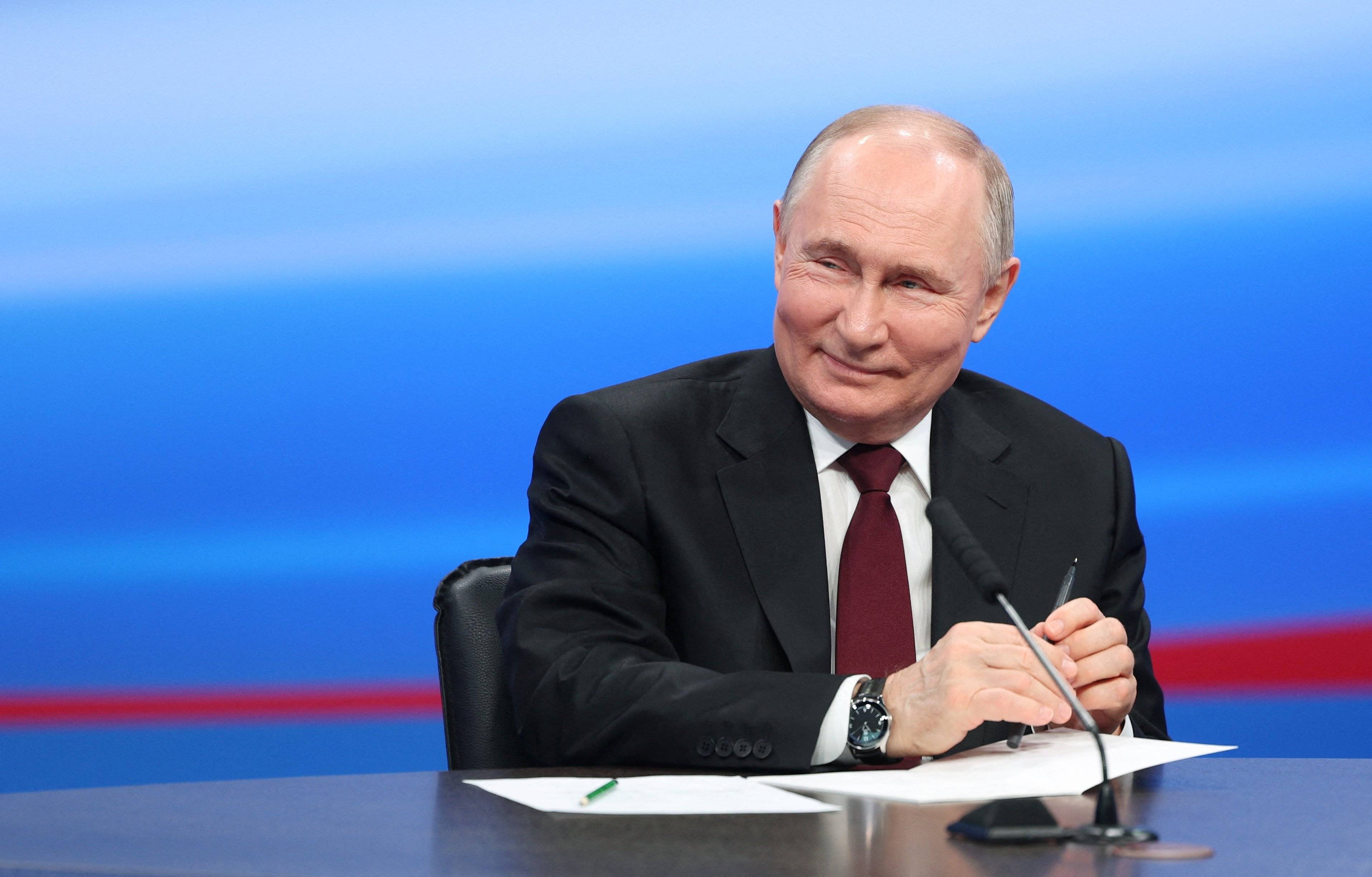 Putin usmiecha się