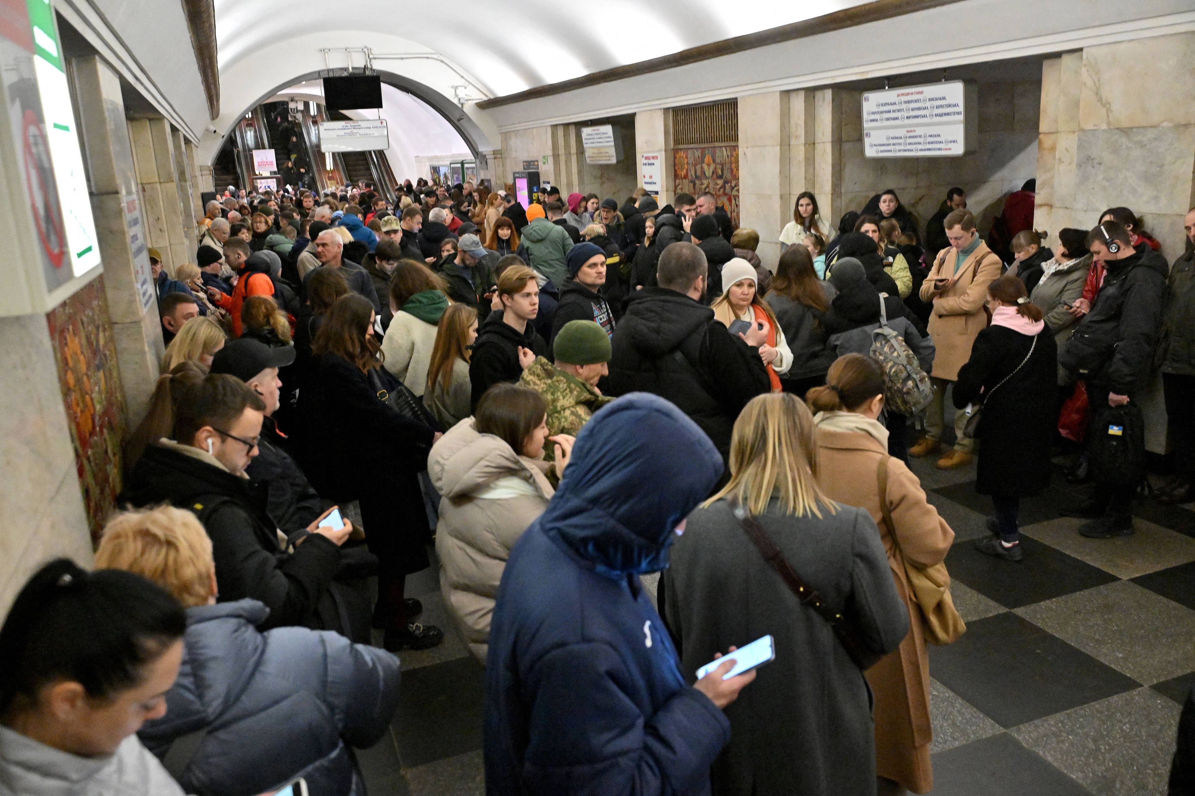 tłum ludzi na stacji metra